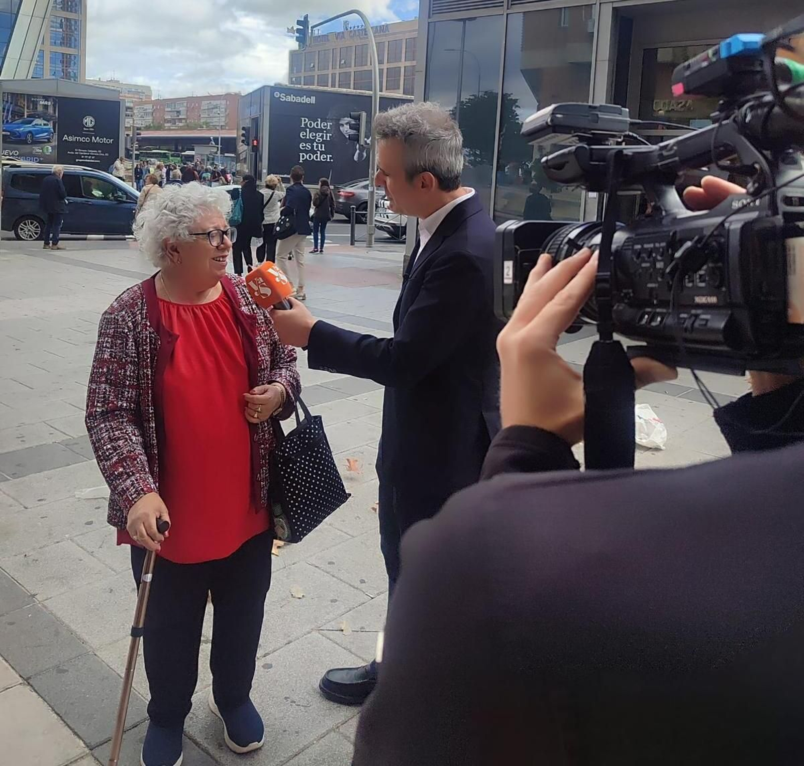 El Doctor Ríos ejerciendo como reportero en la madrileña Plaza Castilla durante su participación en el programa presentado por Sonsoles Ónega.