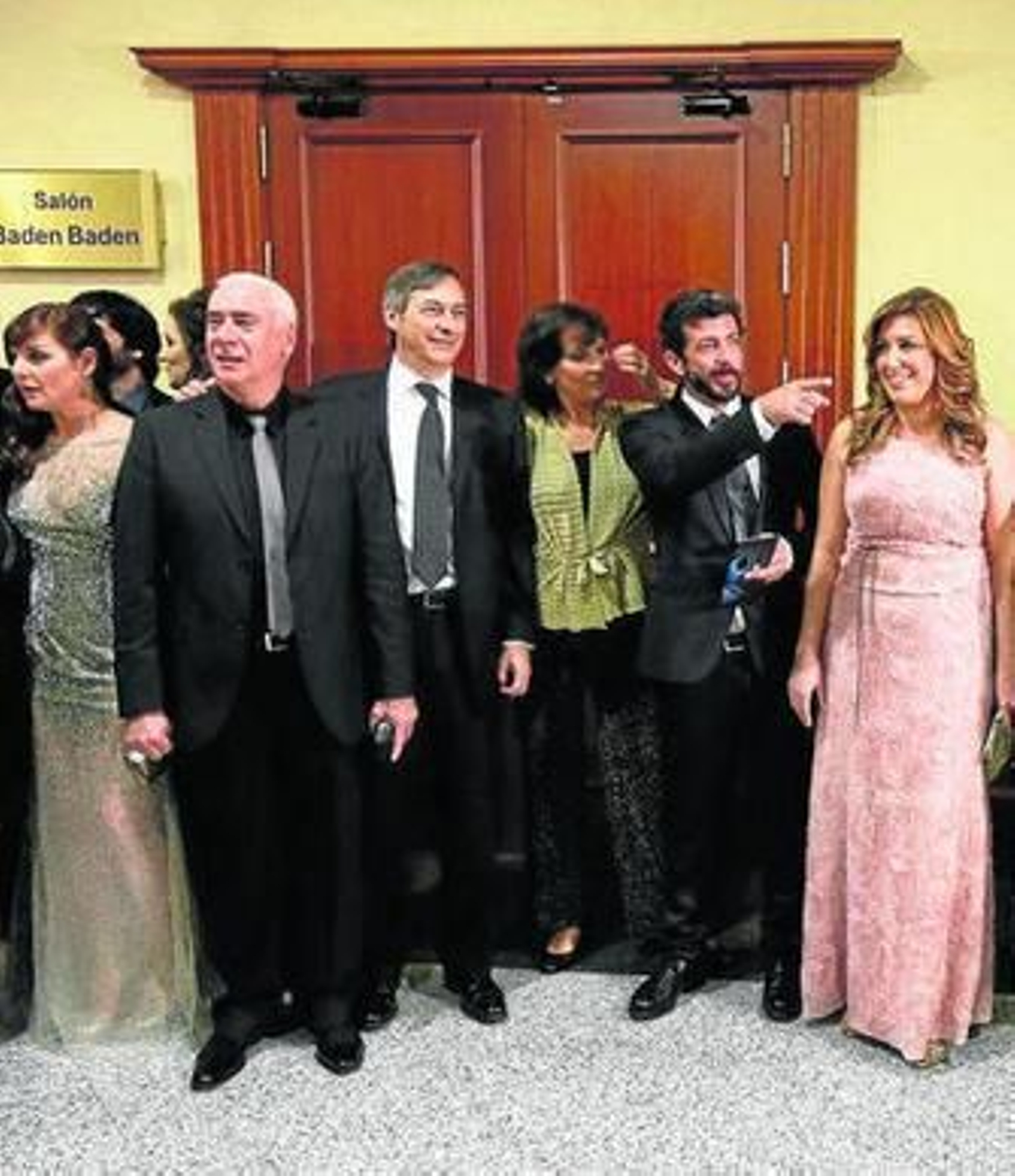 Alonso y Susana Díaz con Alberto Rodríguez y el equipo de 'Grupo 7'.