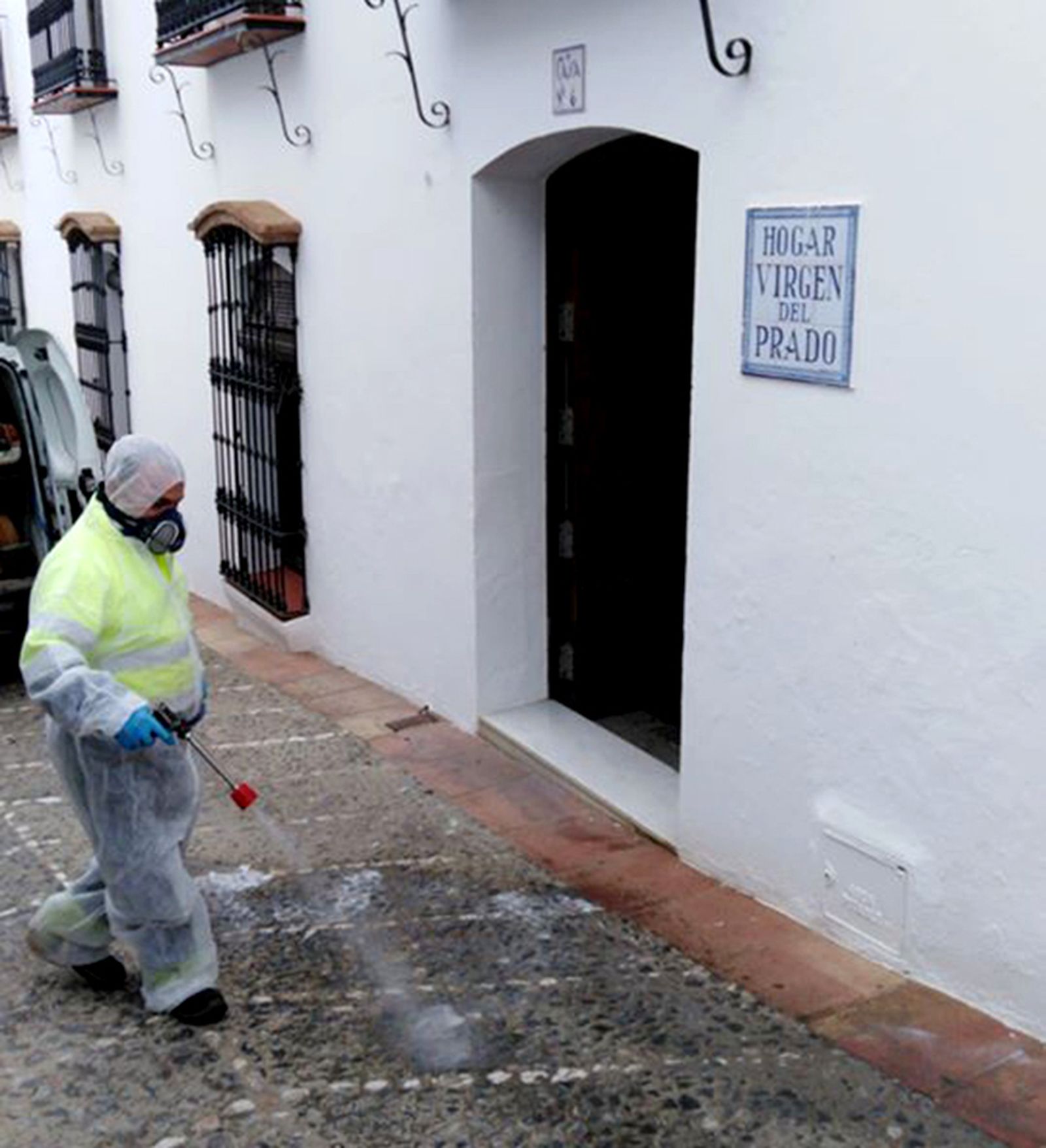 Desinfección de una calle de Higuera de la Sierra.