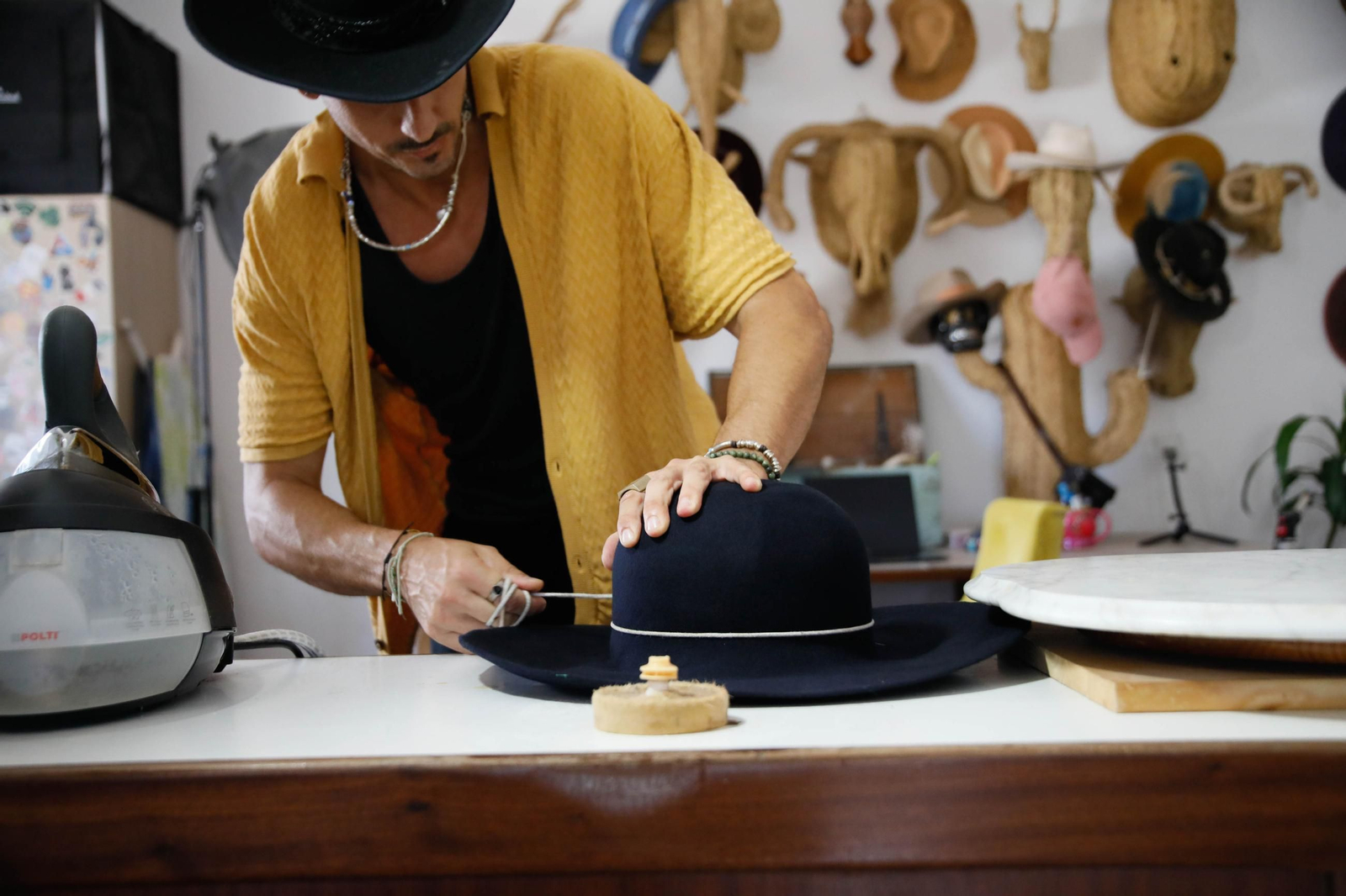 Imágenes del proceso creativo en sombreros de Alejandro Mateo
