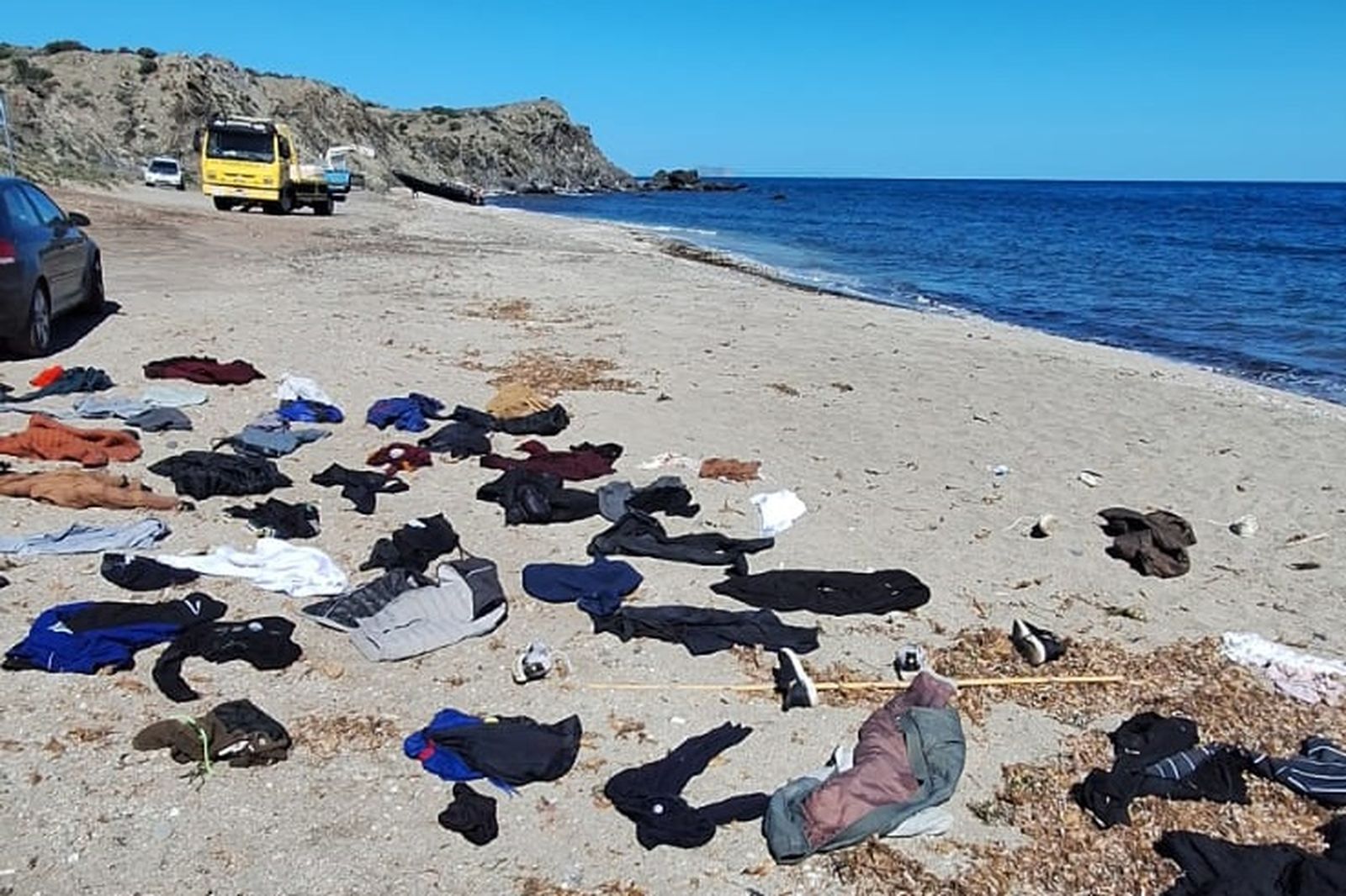 Ropa de inmigrantes llegados en patera a una playa de Almería