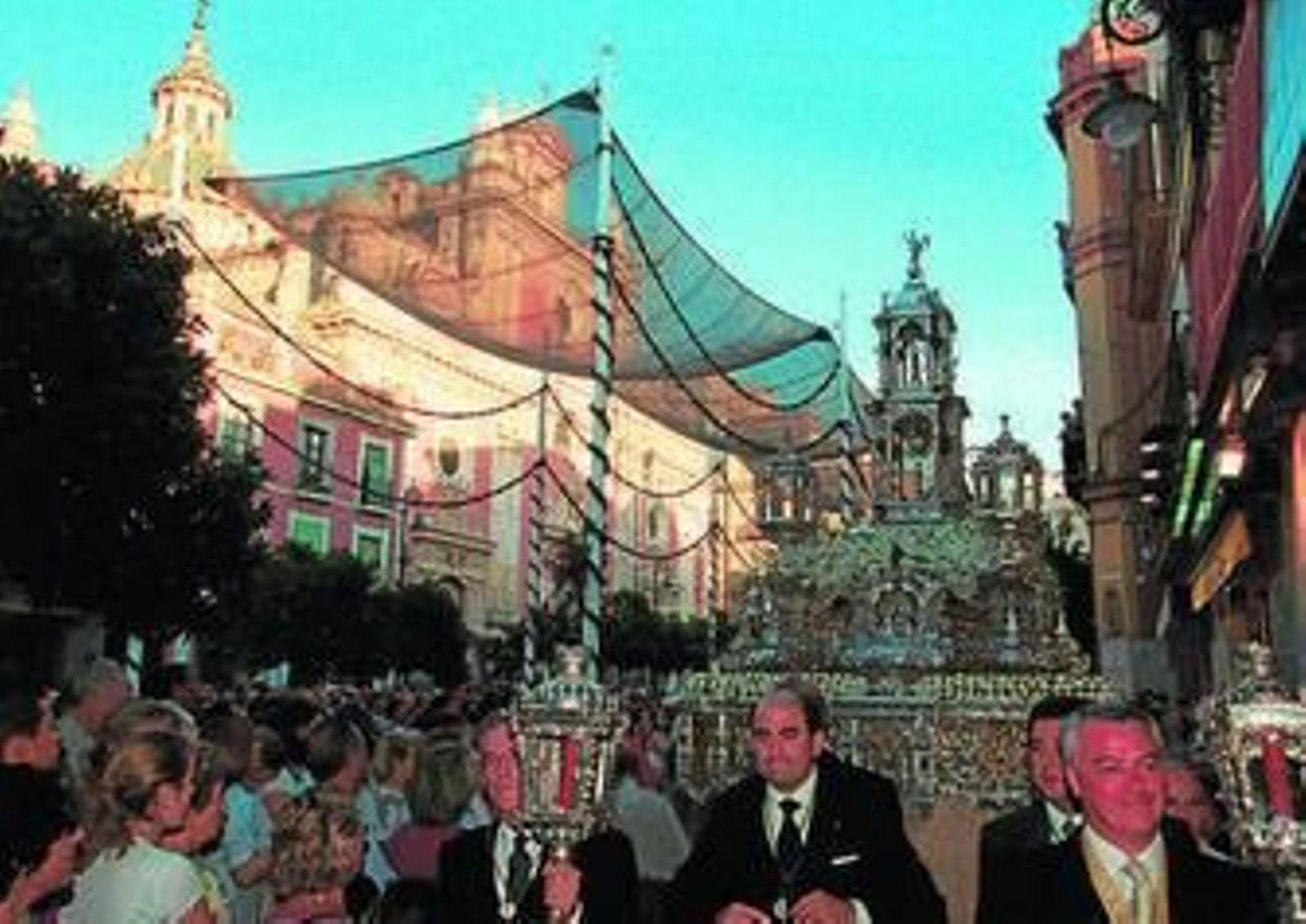 La custodia de Pasión en la Plaza del Salvador en su última salida.