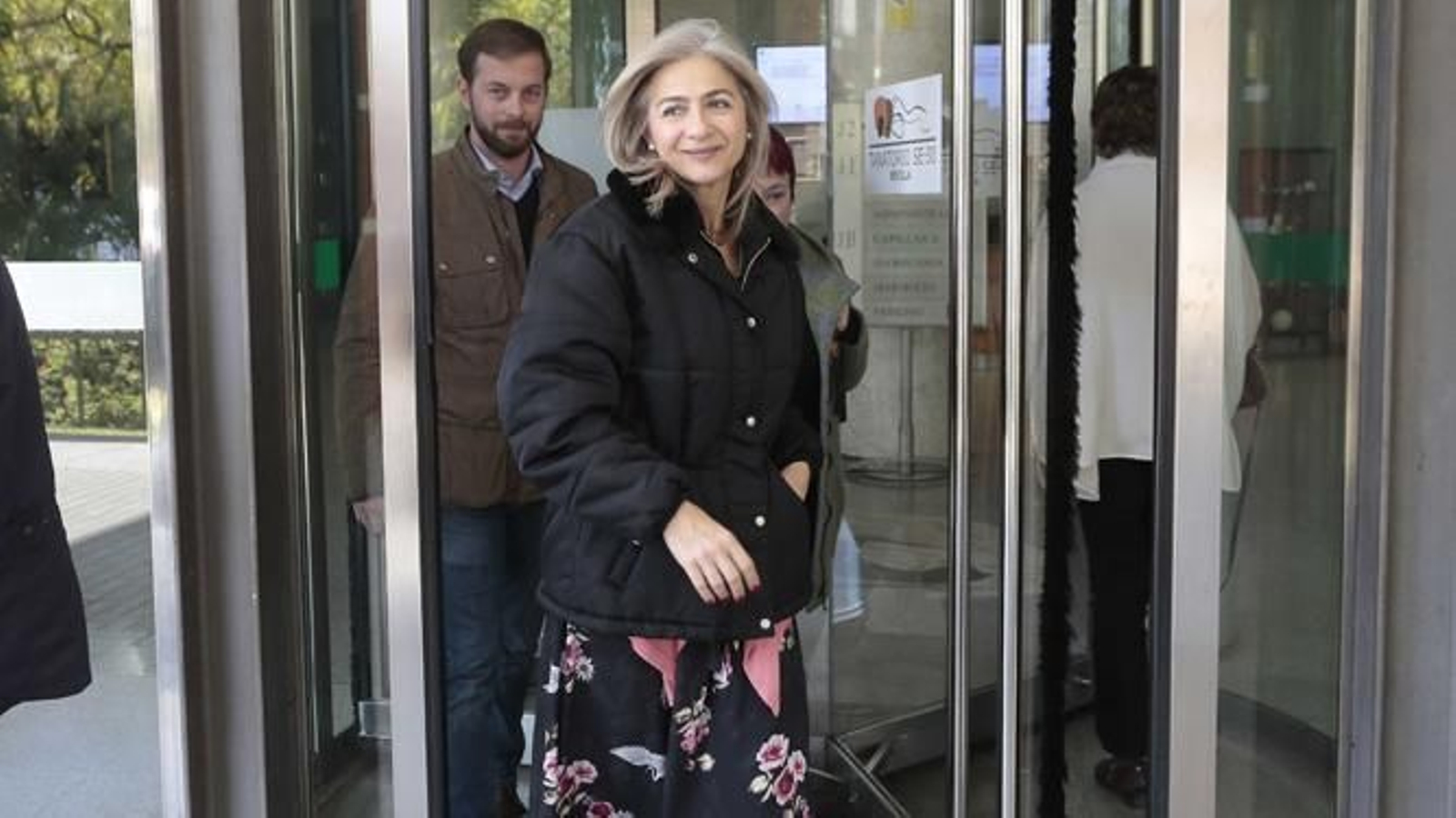La consejera de Cultura, Patricia del Pozo, a su salida del tanatorio./ JUAN CARLOS MUÑOZ