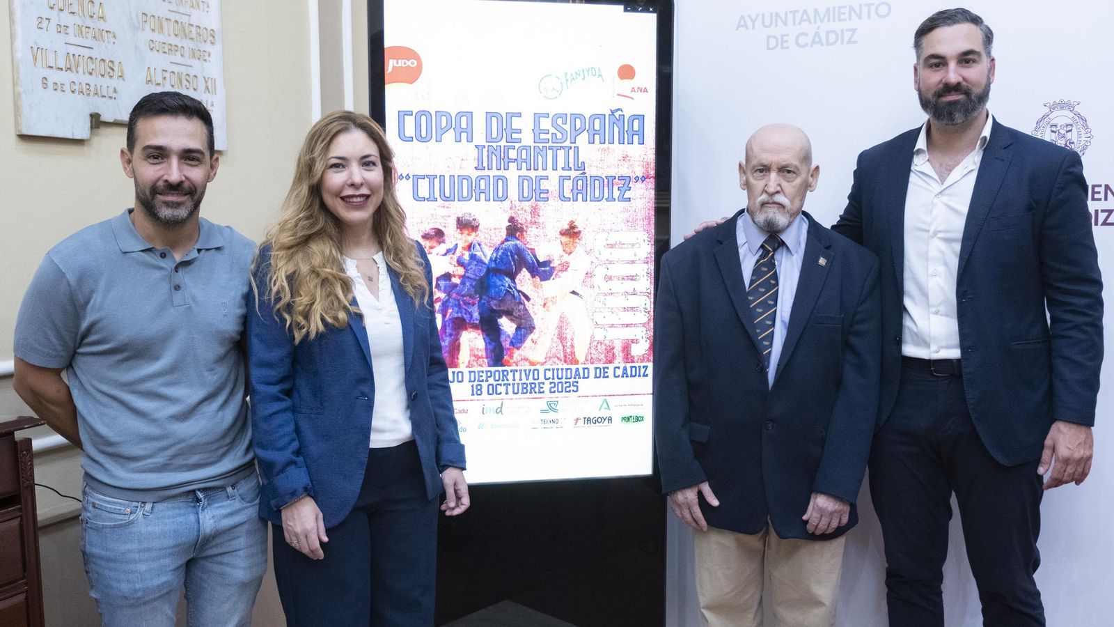 Raúl, Carmen y Carlos Calvo, junto al edil Carlos Lucero tras la presentación del Memorial