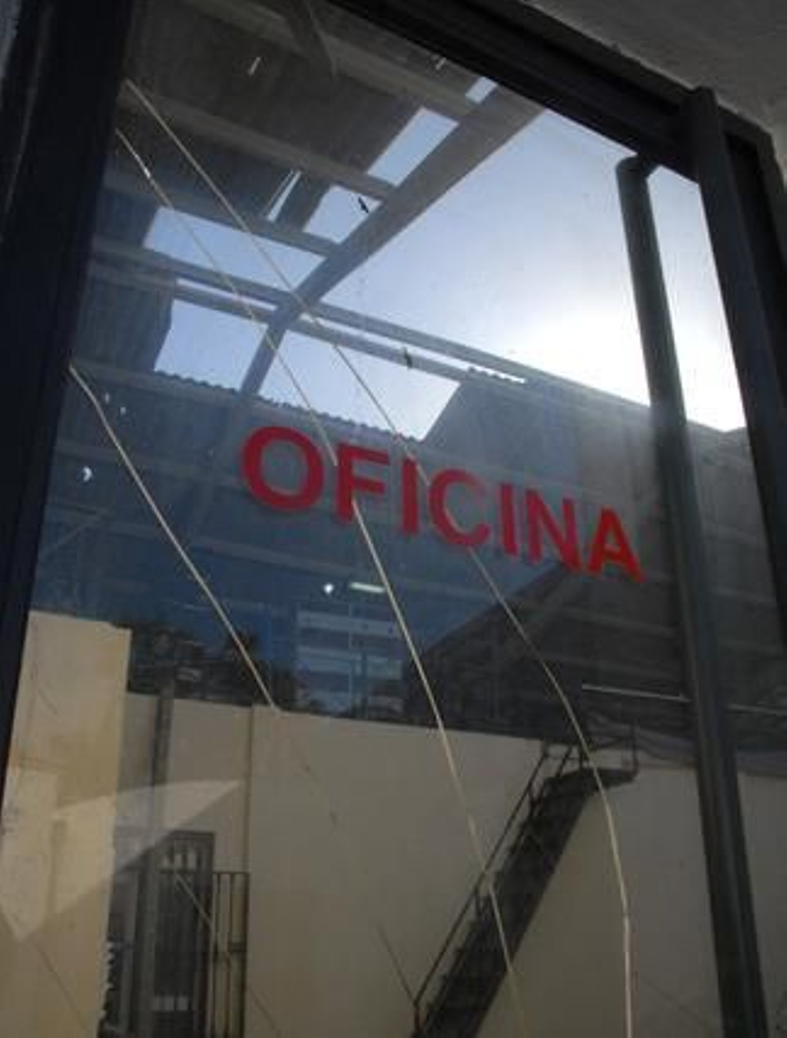 El fuerte viento causó destrozos en las instalaciones deportivas y en varias naves del Polígono de Fradricas

Foto: Rioja