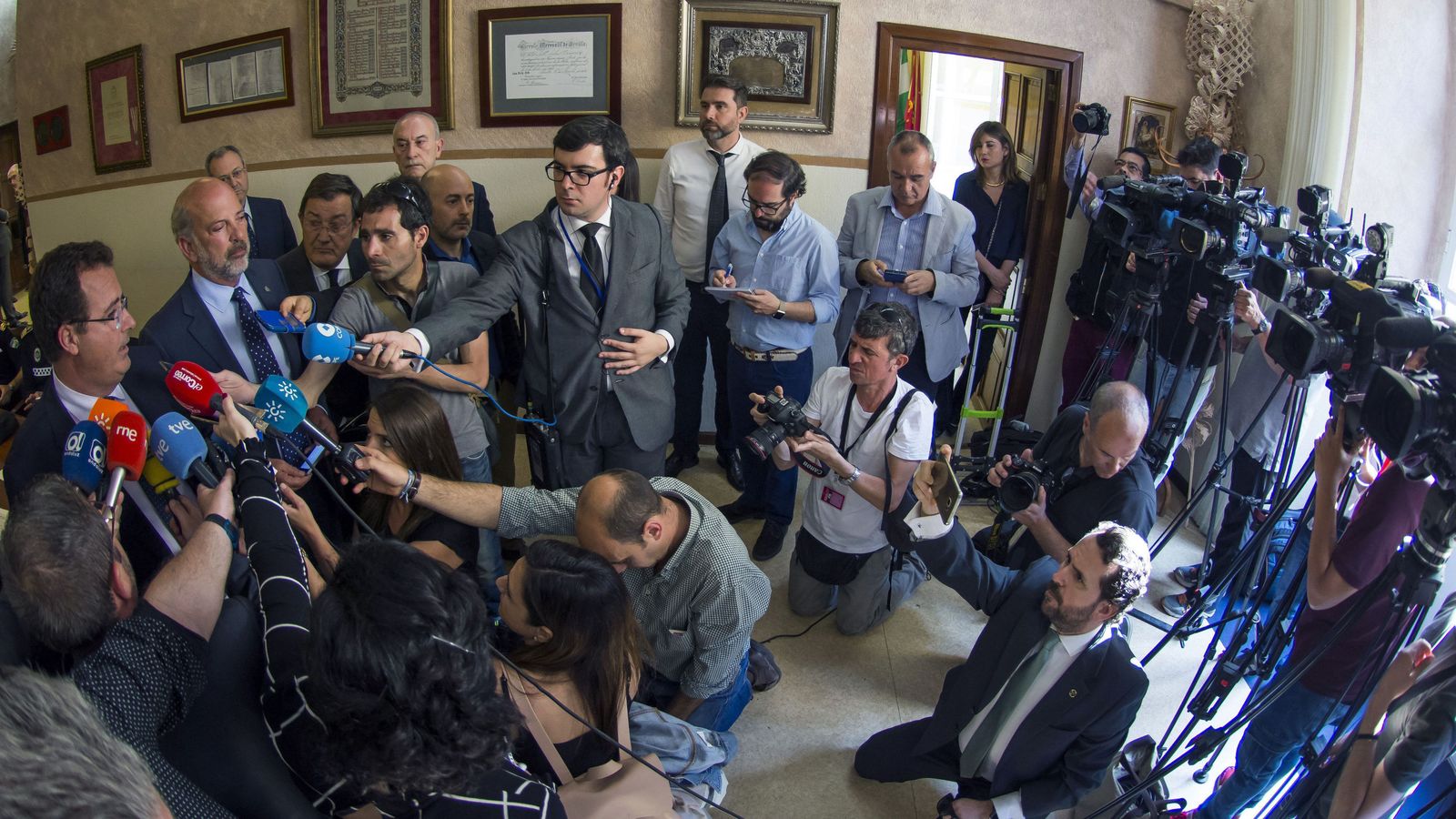 La expectación mediática generada por los sucesos de la pasada Madrugada