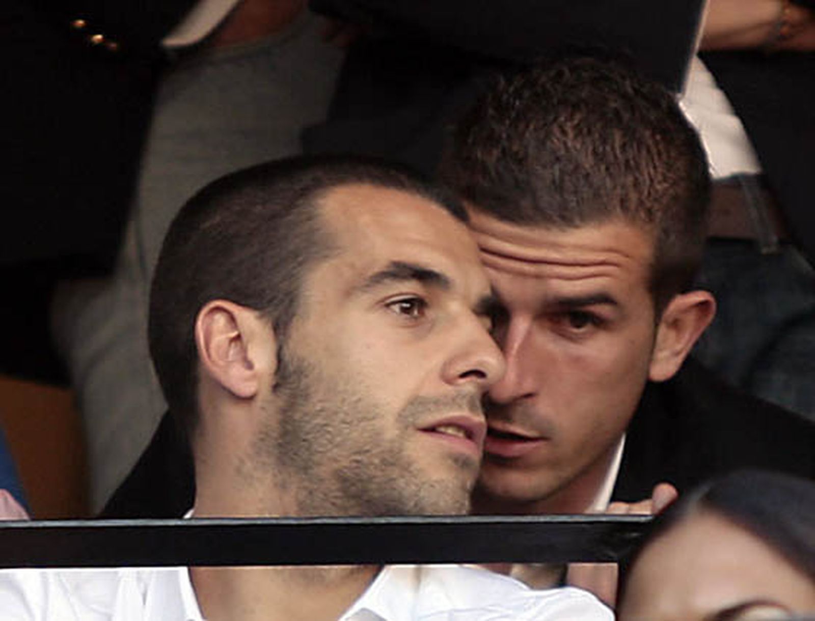 Los jugadores del Sevilla FC Javi Varas y Álvaro Negredo.