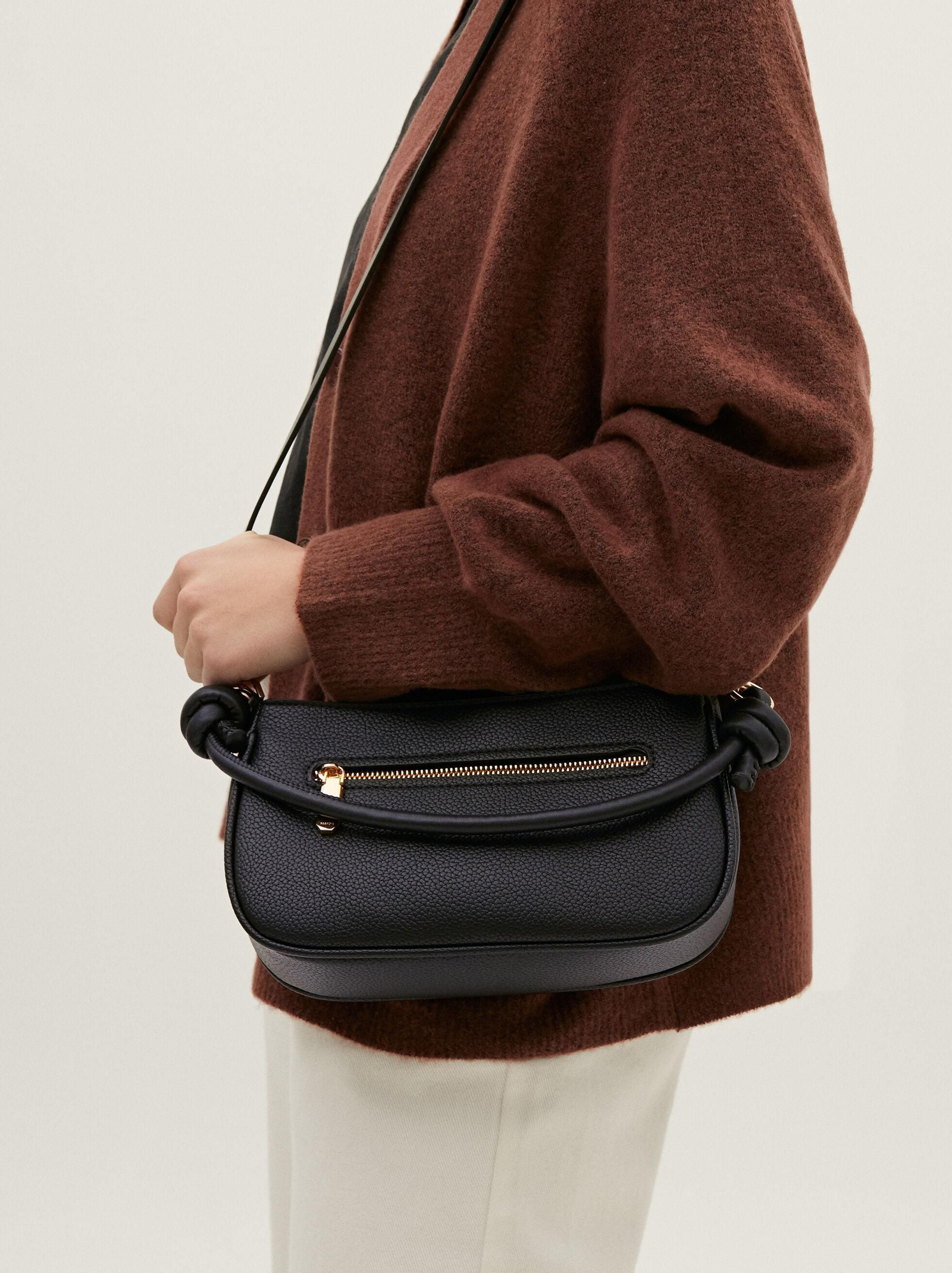 El bolso 'low cost' de Parfois en color negro.