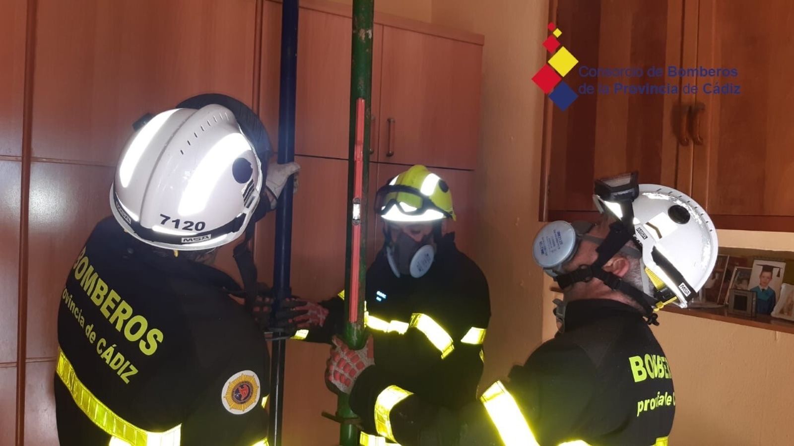 Bomberos colocan los puntales en la zona afectada del domicilio.