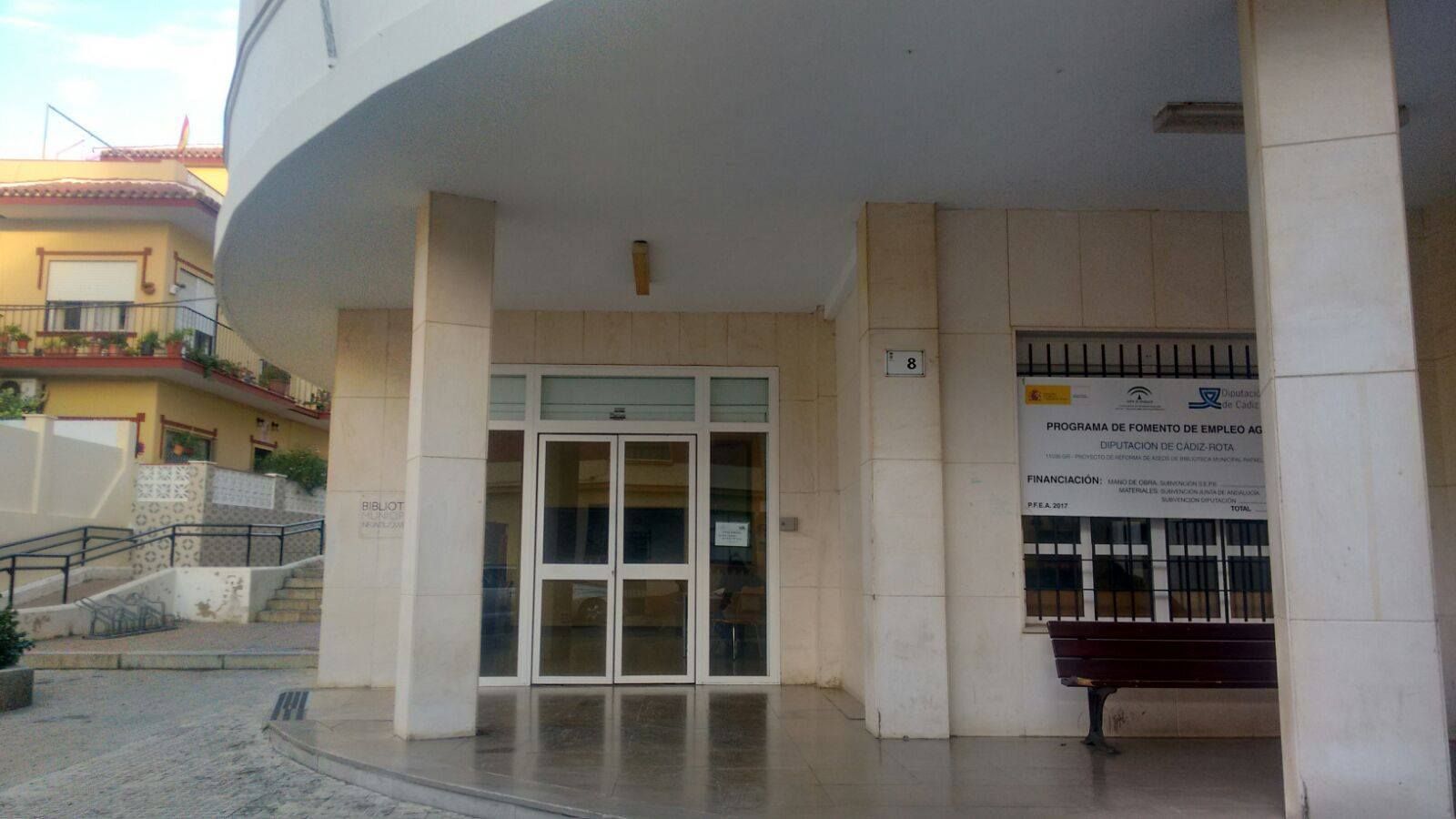 Una vista exterior de la Biblioteca Municipal 'Rafael Alberti'.