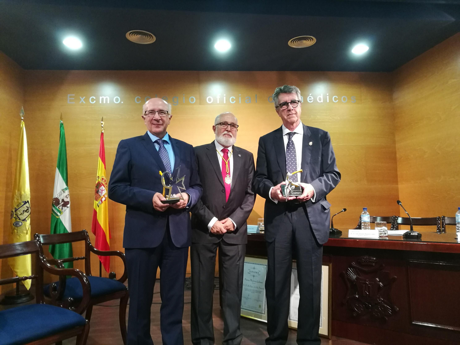 De izquierda a derecha, José Antonio Girón, Juan Antonio Repetto y Julio Rodríguez de la Rúa.
