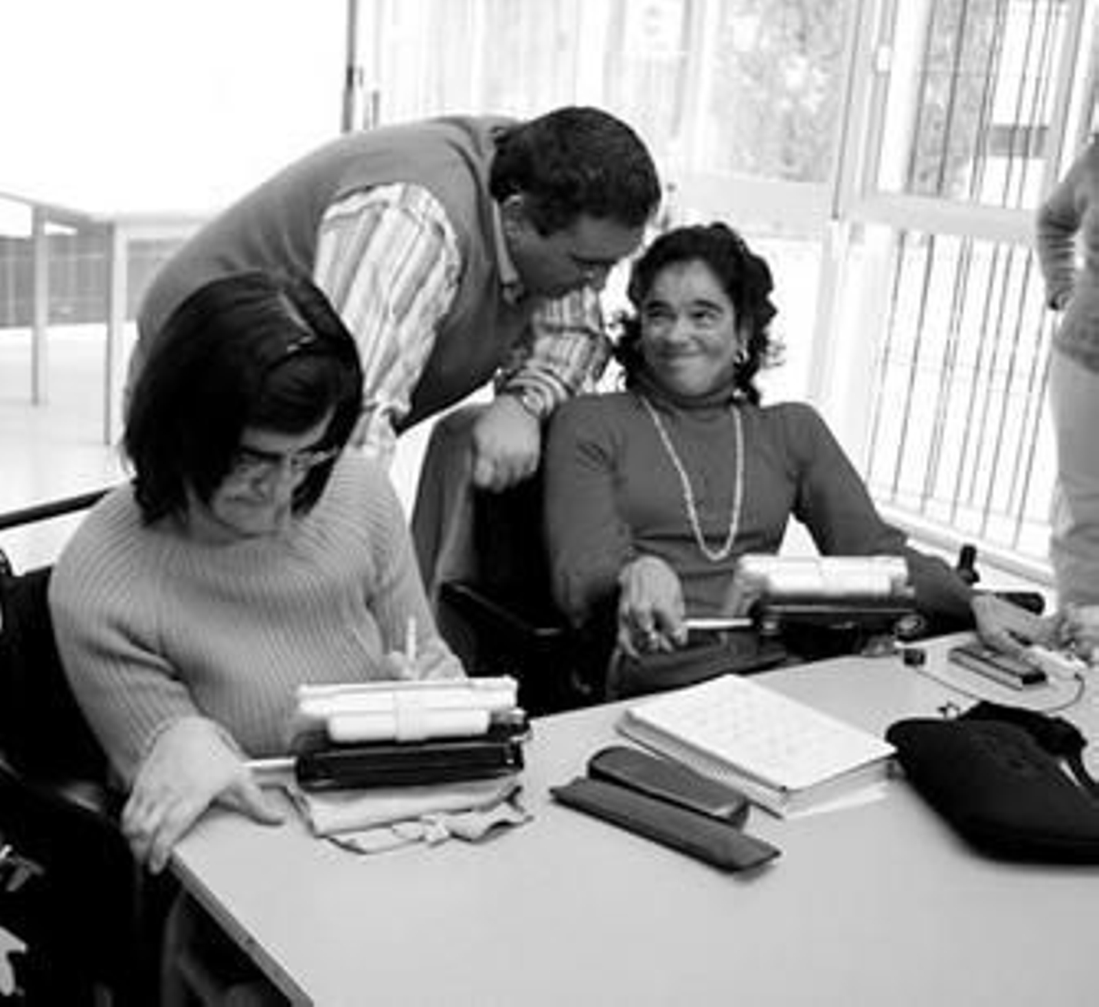 A la izquierda, Cristobalina y Sonia con el director de la residencia de Aspacehu. A la derecha, se puede apreciar los comunicadores personales de Sonia y Cristian.