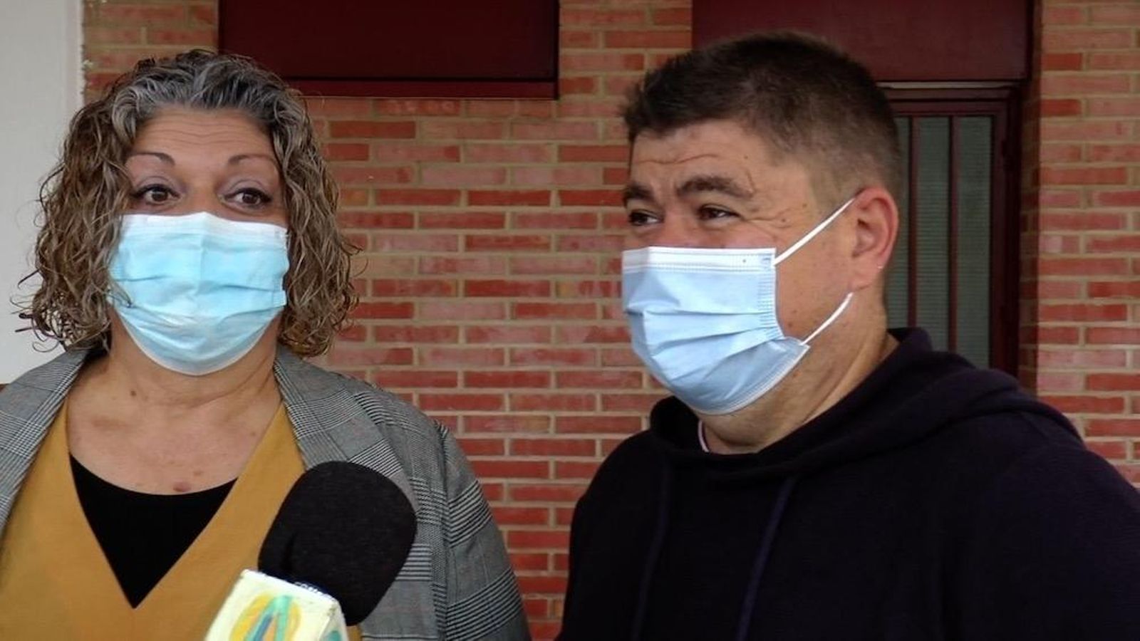 Los padres del niño con autismo, durante una entrevista.