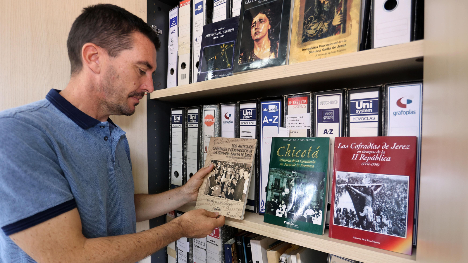 Antonio de la Rosa muestra algunos de sus libros publicados sobre historia y costalería.