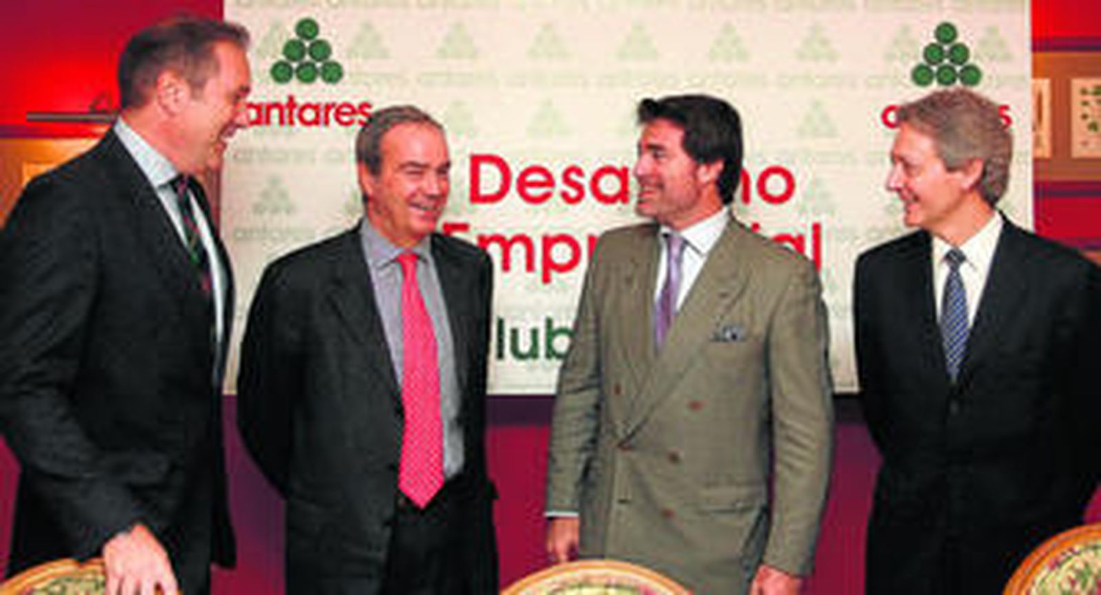 Francisco Rodríguez Piñero y Josep Oriol (de Sevisur Logística), Óscar González-Barba (Antares) y Josep Martínez Vila (Saba Infraestructuras), ayer en la Fundación Antares.