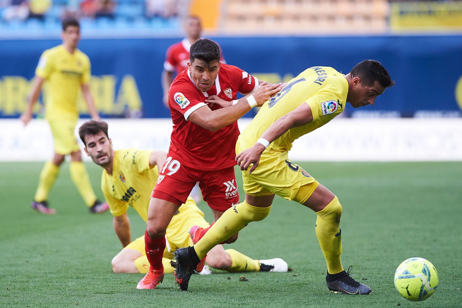 El sevillista Acuña forcejea con el defensa Funes Mori.