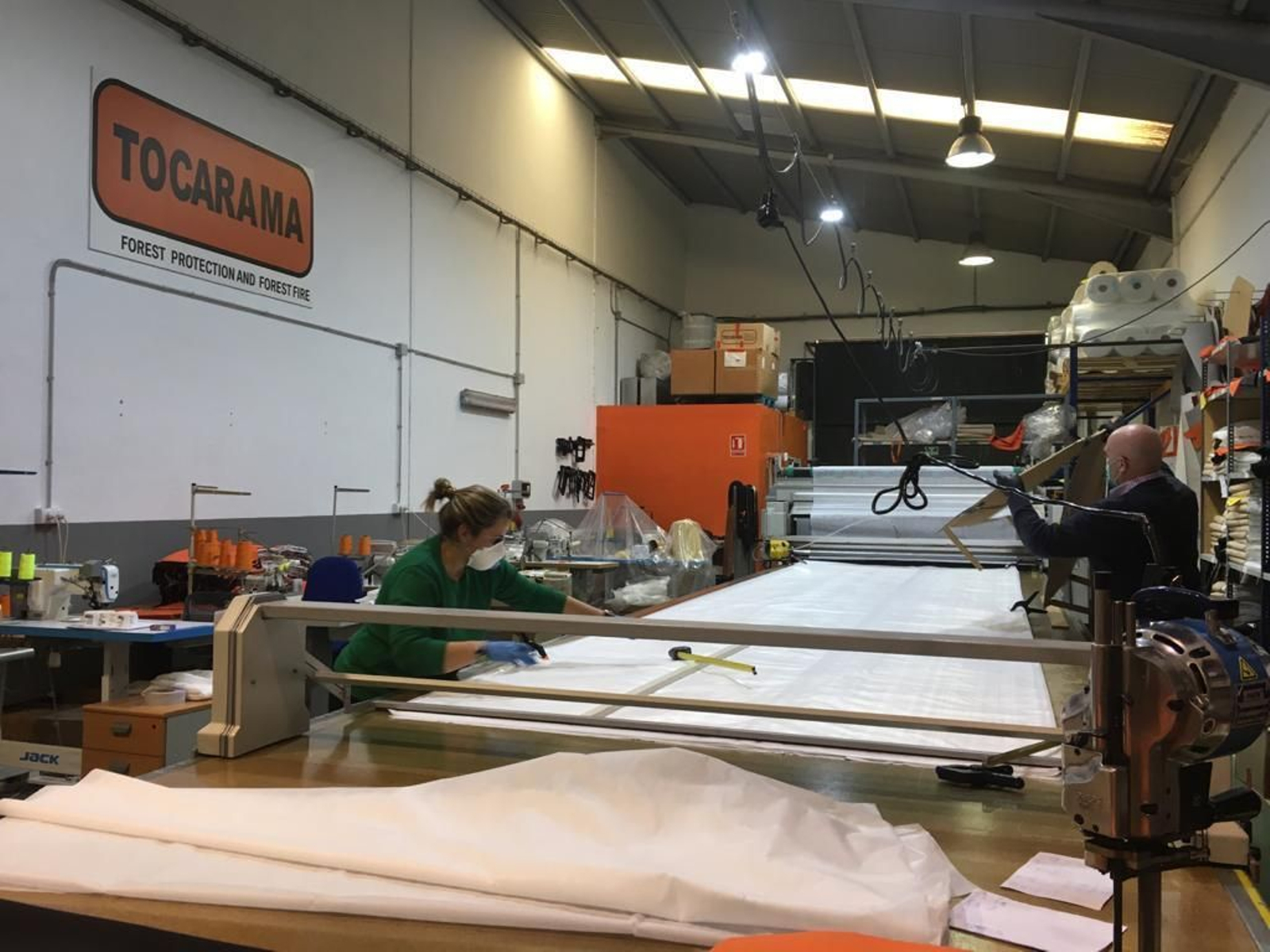 Corte de las telas para la fabricación de batas protectoras.