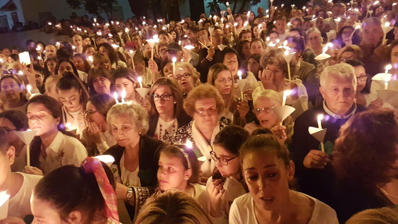 Vecinos con velas encendidas en la concentración para pedir justicia en el quinto aniversario del doble crimen de Almonte. Vecinos con velas encendidas en la concentración para pedir justicia en el quinto aniversario del doble crimen de Almonte.