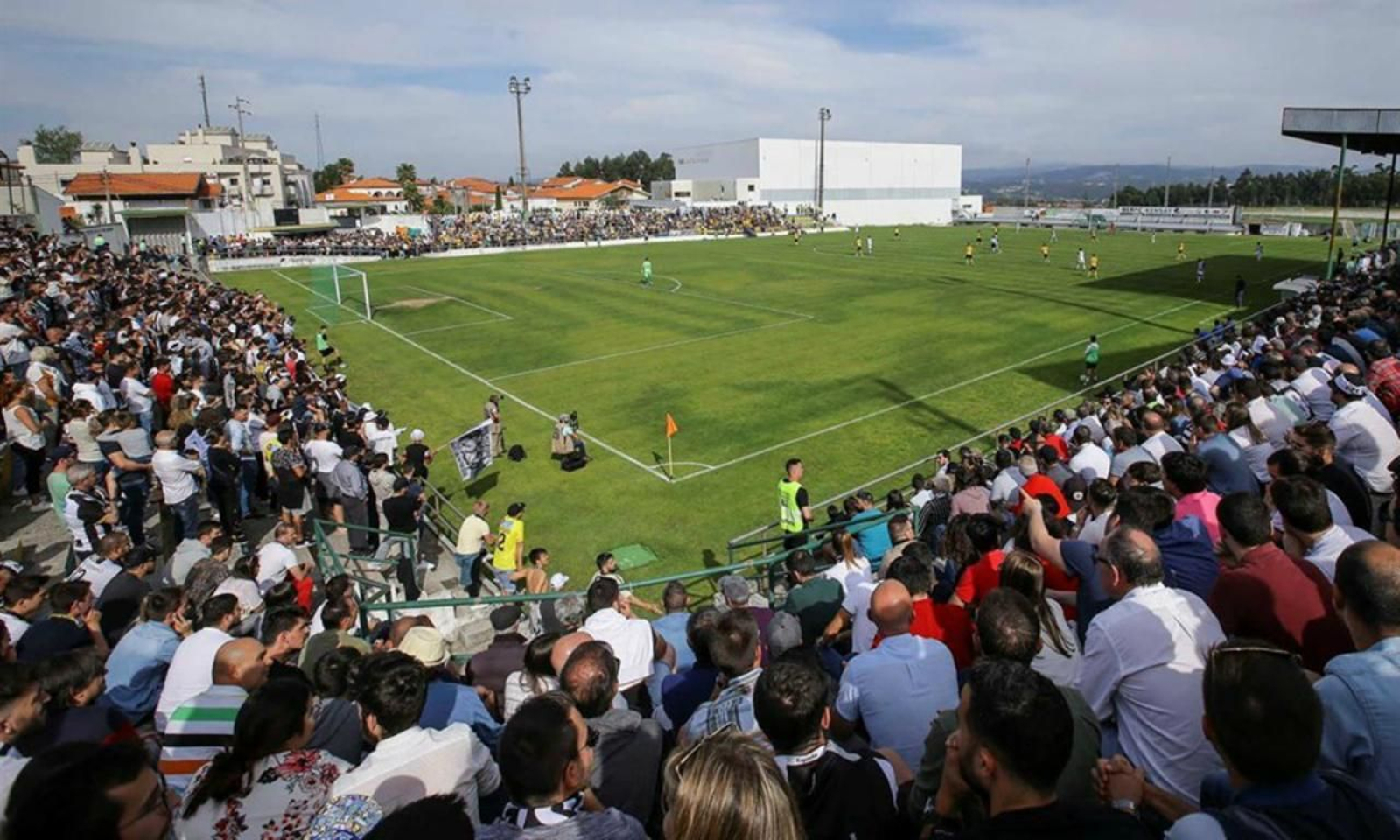 Un estadio repleto de público en un partido de la Segunda B portuguesa.