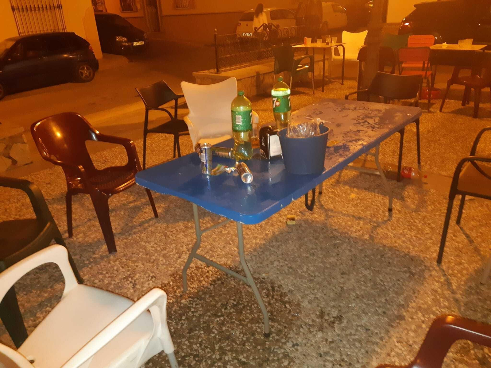Restos del botellón en la terraza precintada por la Policía Local de Paterna.