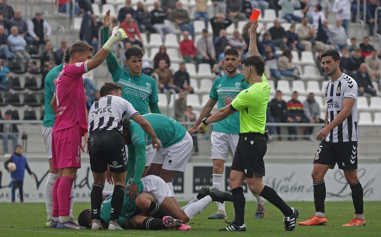 El Ángel López del Amo Franco muestra la cartulina roja, el domingo en el Balona-Villanovense