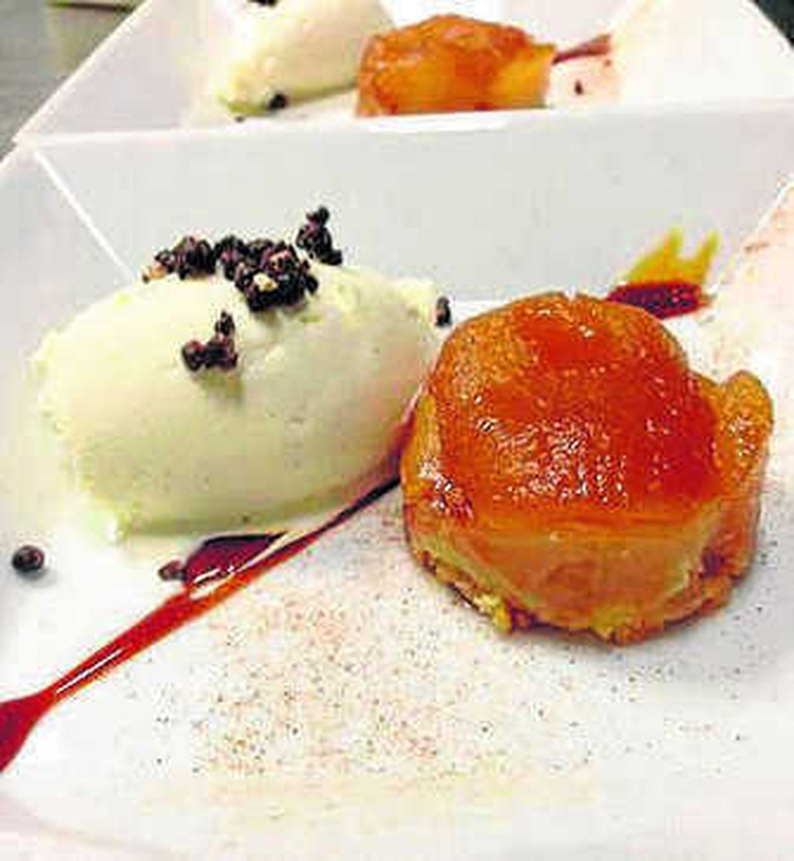 1. El Patio de la Cruz es el escenario de las veladas que propone para este verano el restaurante del hotel. 2. El tatín de manzana es uno de las propuestas más dulces del chef Xavier Estrany. 3. Ensalada de hojas tiernas con melón, salmón ahumado, jamón ibérico y agridulce de jengibre. 4. Ajoblanco con kumato, membrillo, manzana verde y queso parmesano.