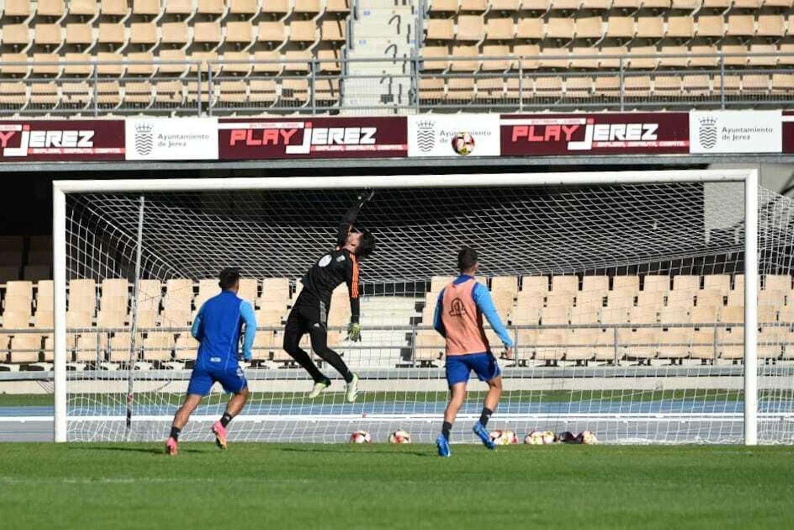 Ensayo general del Xerez CD en Chapín antes de recibir al Ciudad de Lucena