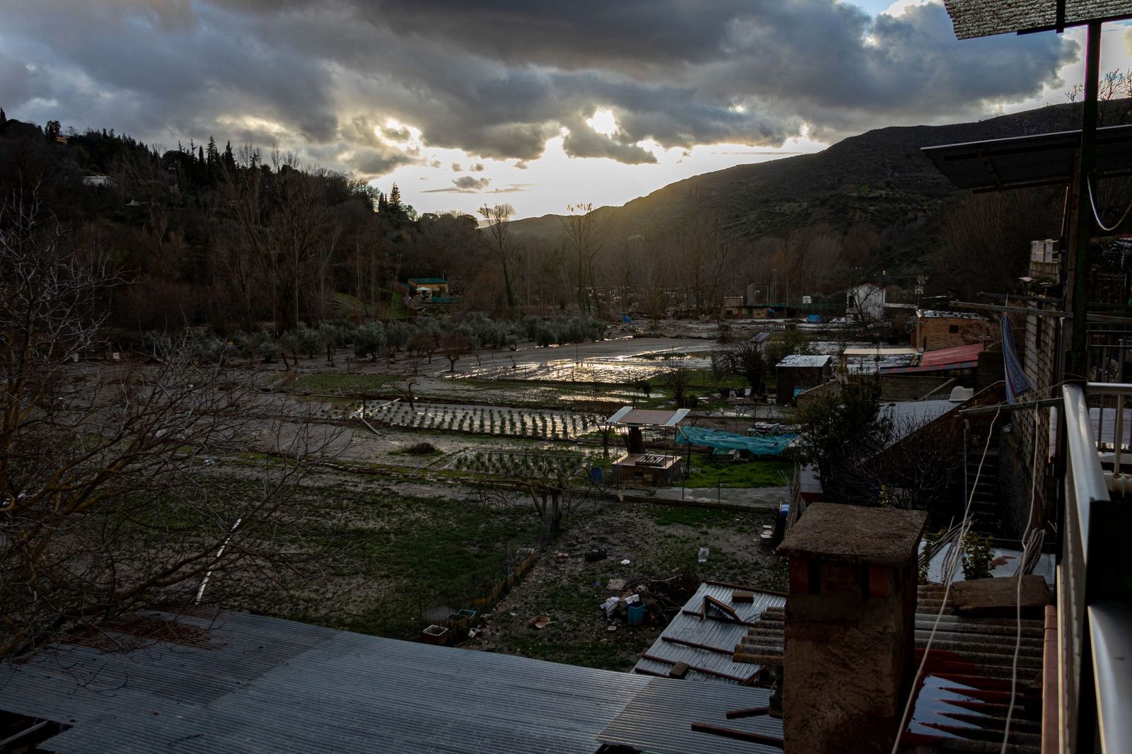 Fotos: así se han encontrado los vecinos de Dúdar su pueblo tras regresar del desalojo