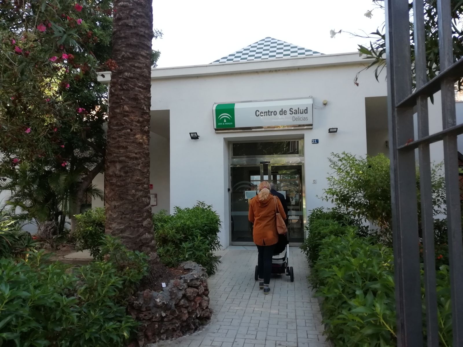 Entrada al centro de salud de Delicias, en la zona de Carretera de Cádiz.