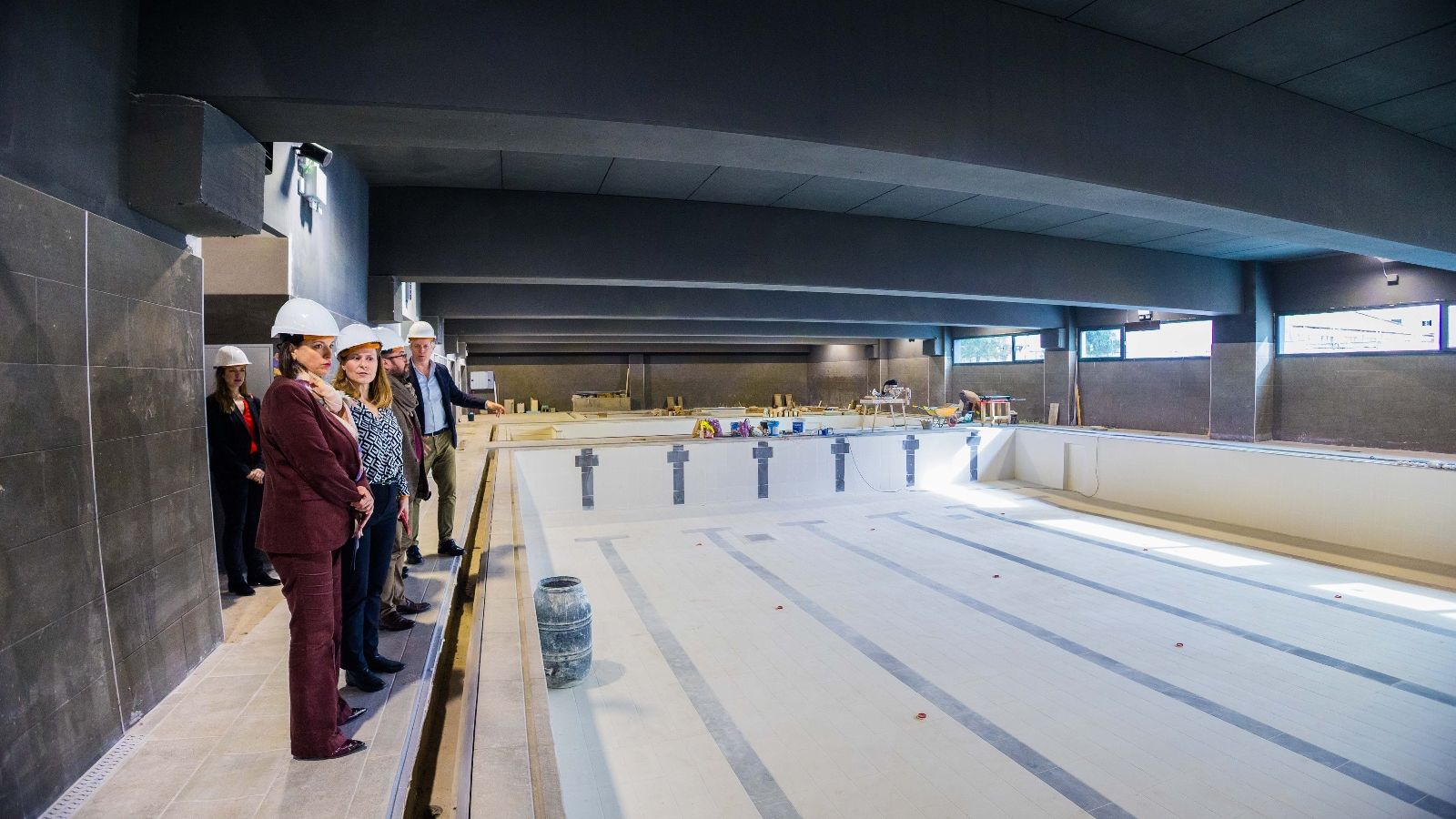 Visita de la alcaldesa, Patricia Cavada, a las nuevas instalaciones de Enjoy La Isla, en San Fernando