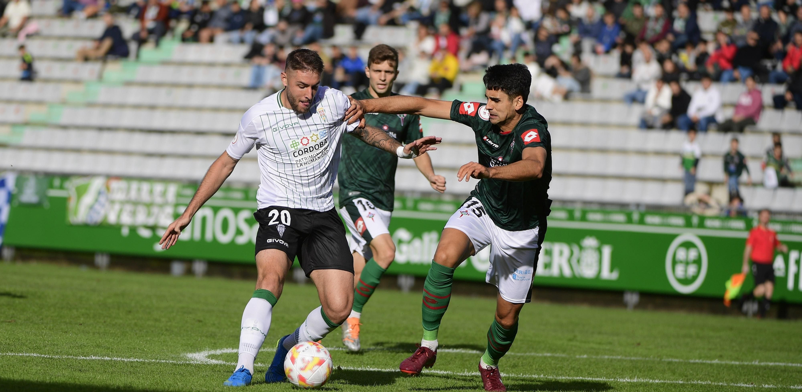 Antonio Casas es presionado por David Castro.