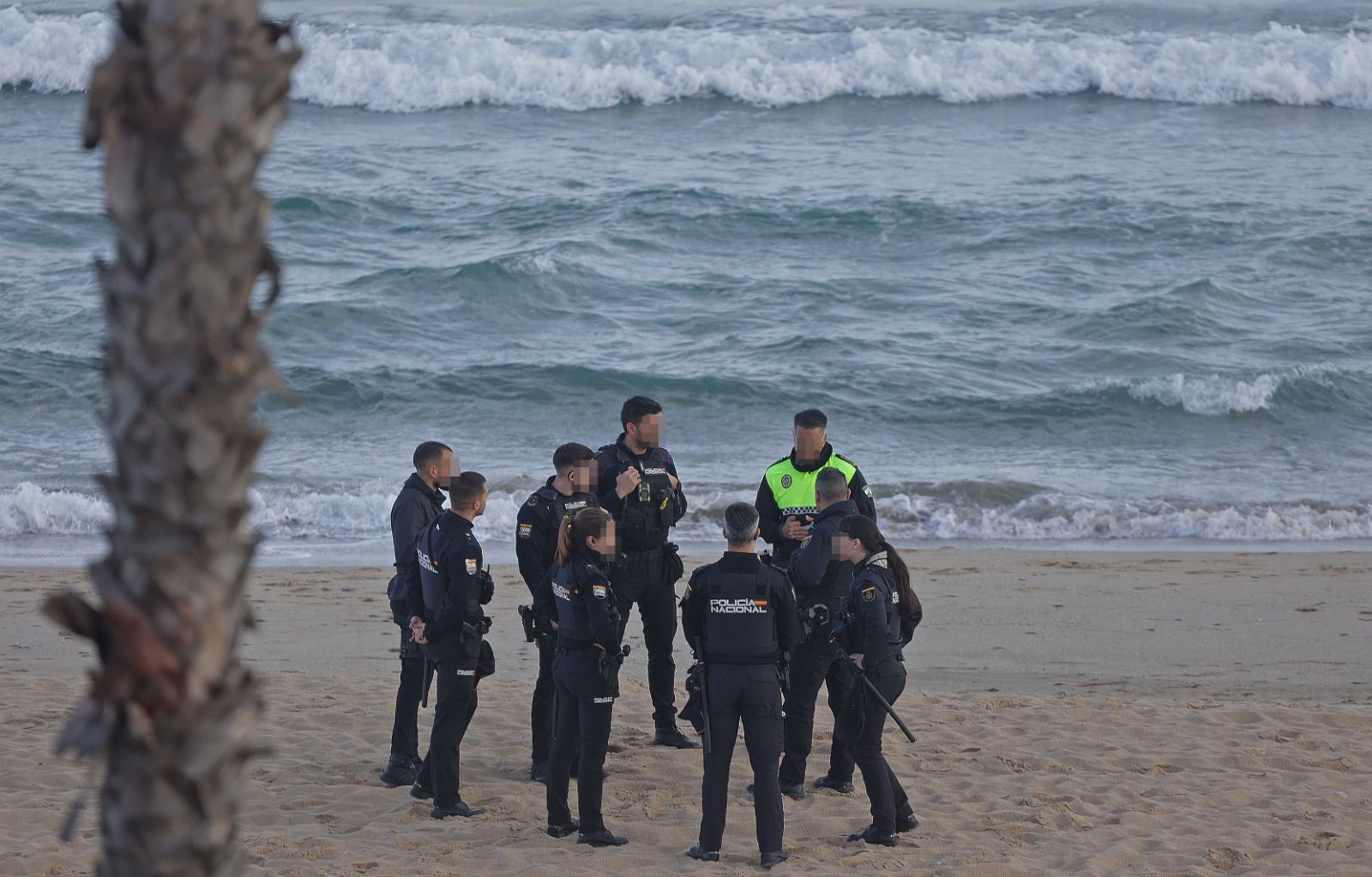 Agentes de la policía Nacional y de la Policía Local, en la playa.
