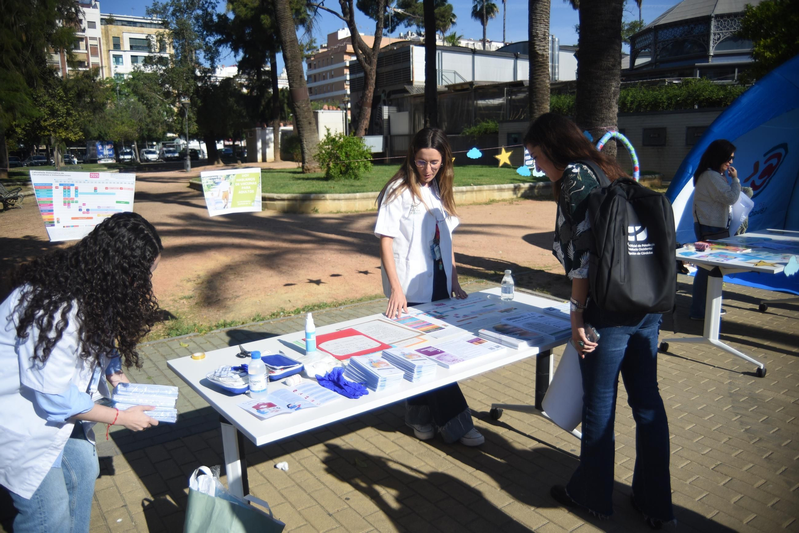 Mesa por el Día de las Enfermeras instalada en el Paseo de la Victoria.