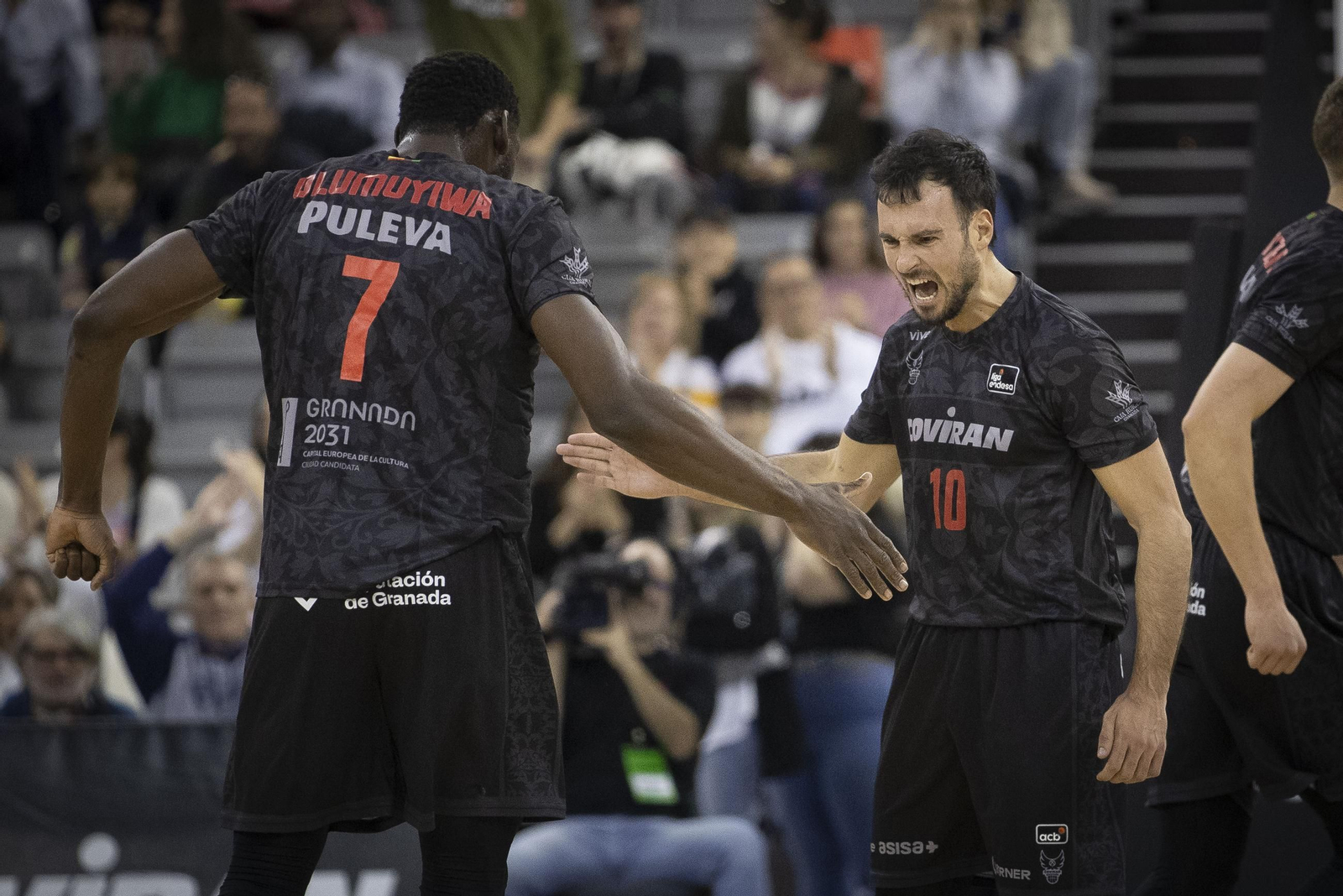 Costa celebra una canasta en un partido en el Palacio Costa celebra una canasta en un partido en el Palacio