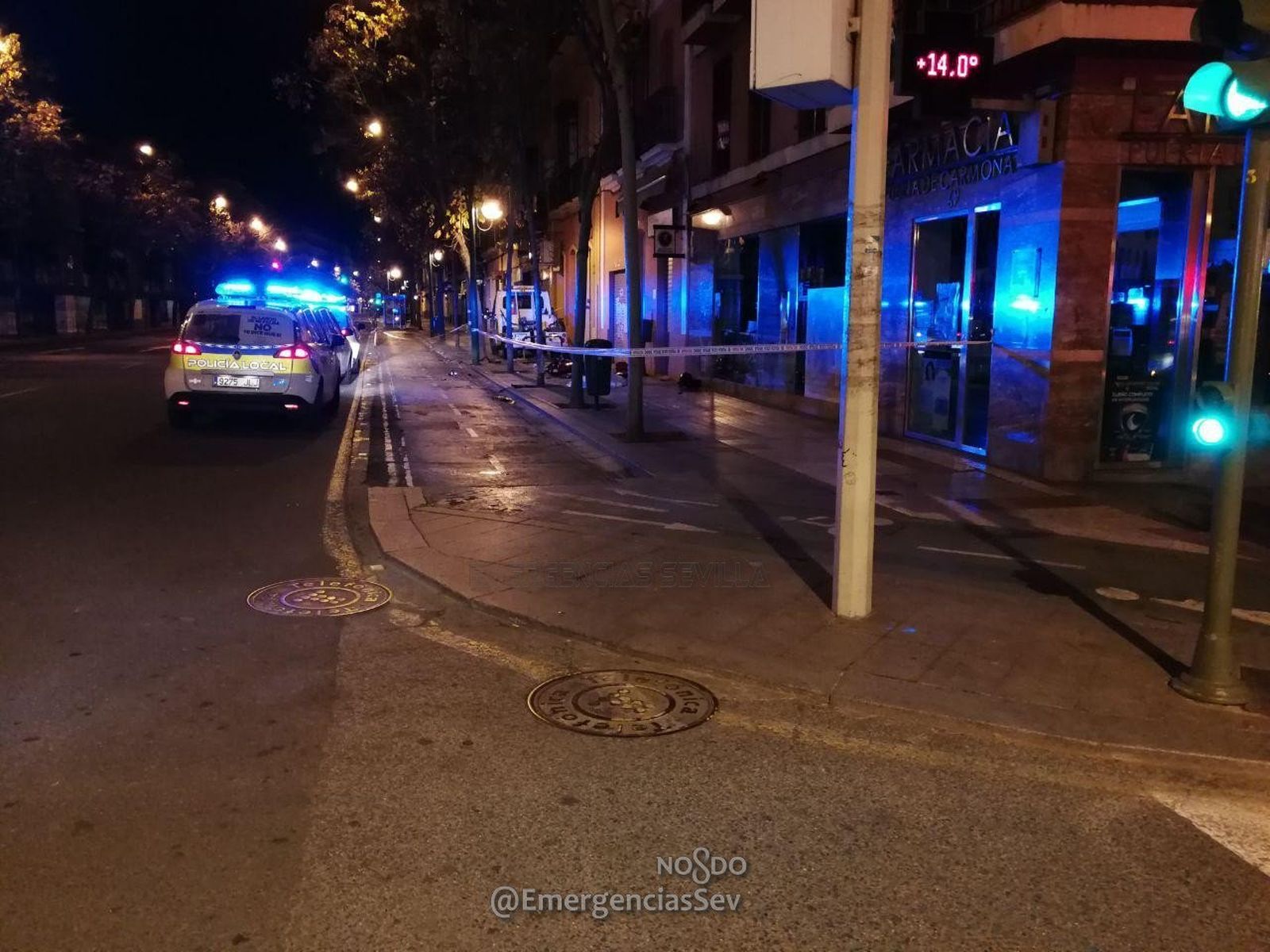 Patrulleros de la Policía Local, en la Puerta de Carmona, donde falleció un motorista en un accidente provocado por un camión de Lipasam en enero.