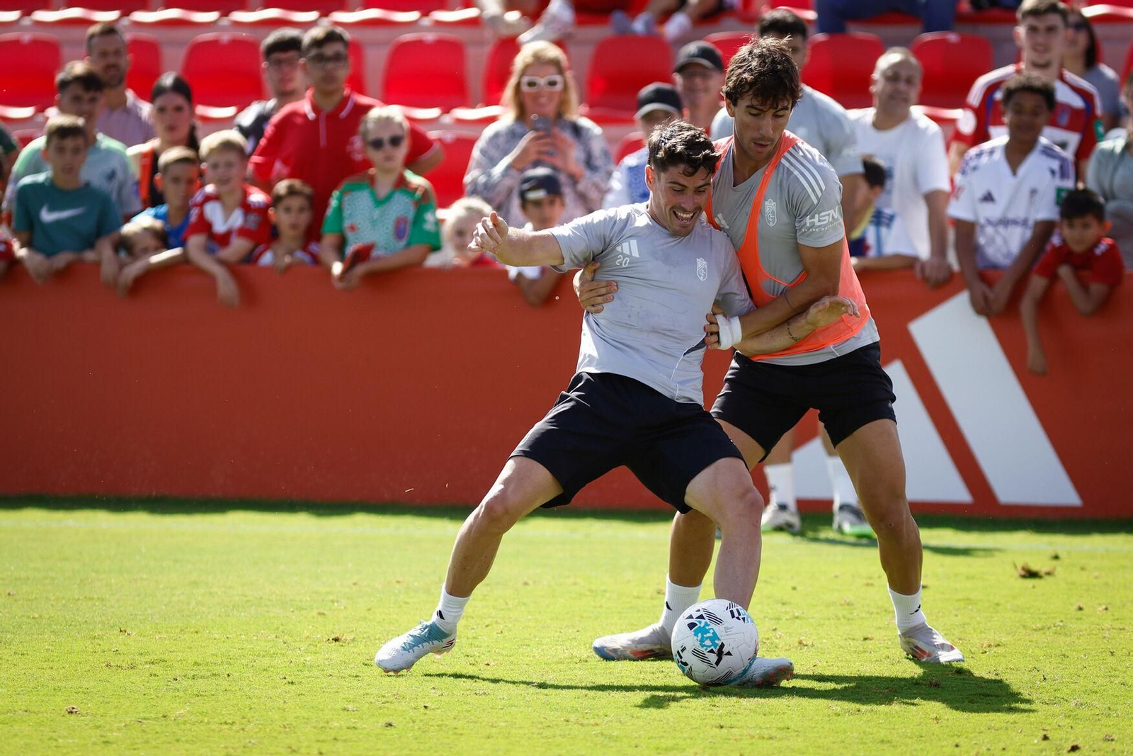 El entrenamiento con aficionados del Granada CF, en imágenes