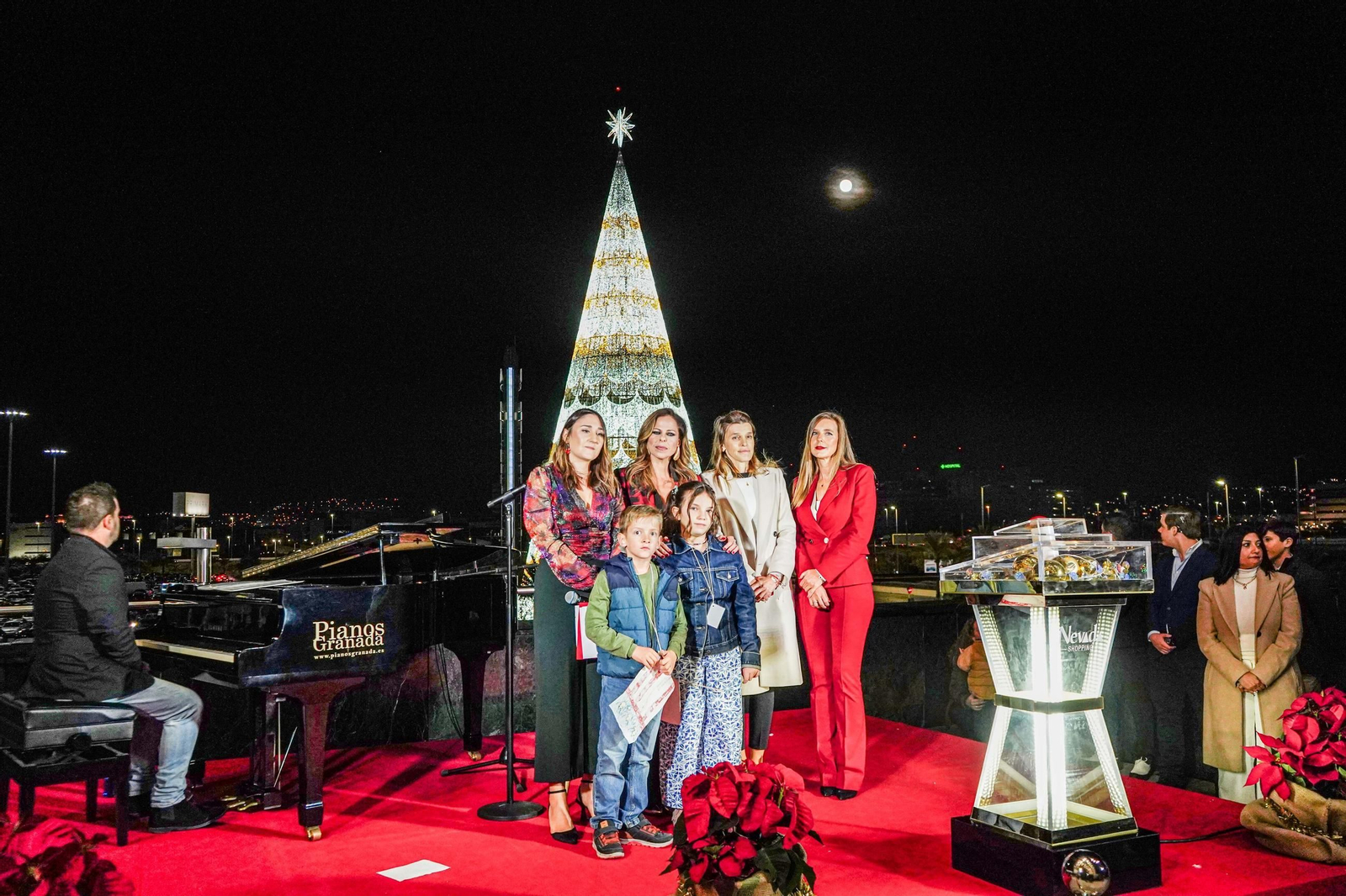 Galería | Granada ya está en Navidad: la fiesta del Nevada Shopping para el alumbrado