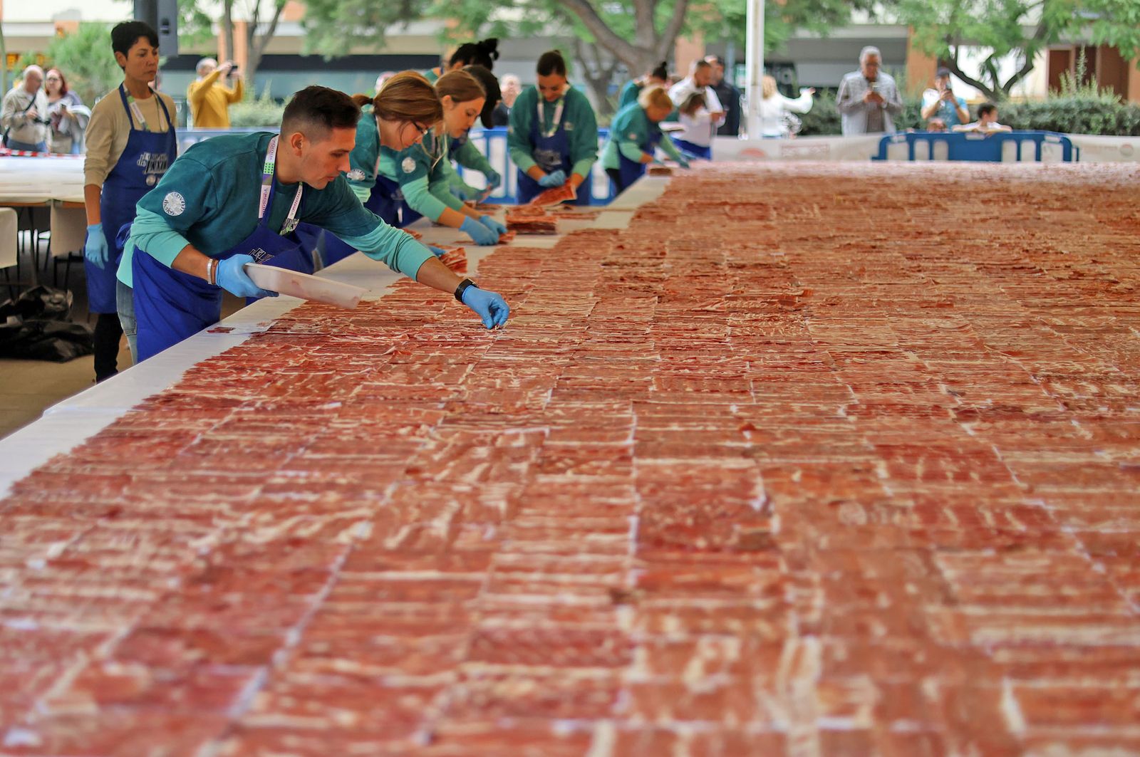 Huelva consigue el récord Guinness con el plato de jamón más grande del mundo, en imágenes