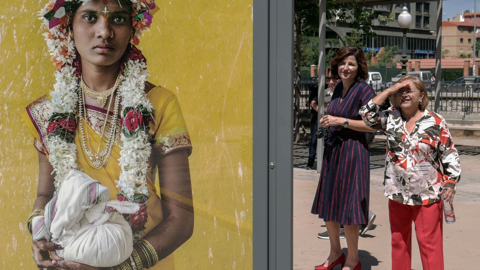 La fotógrafa junto a una de sus instantáneas.