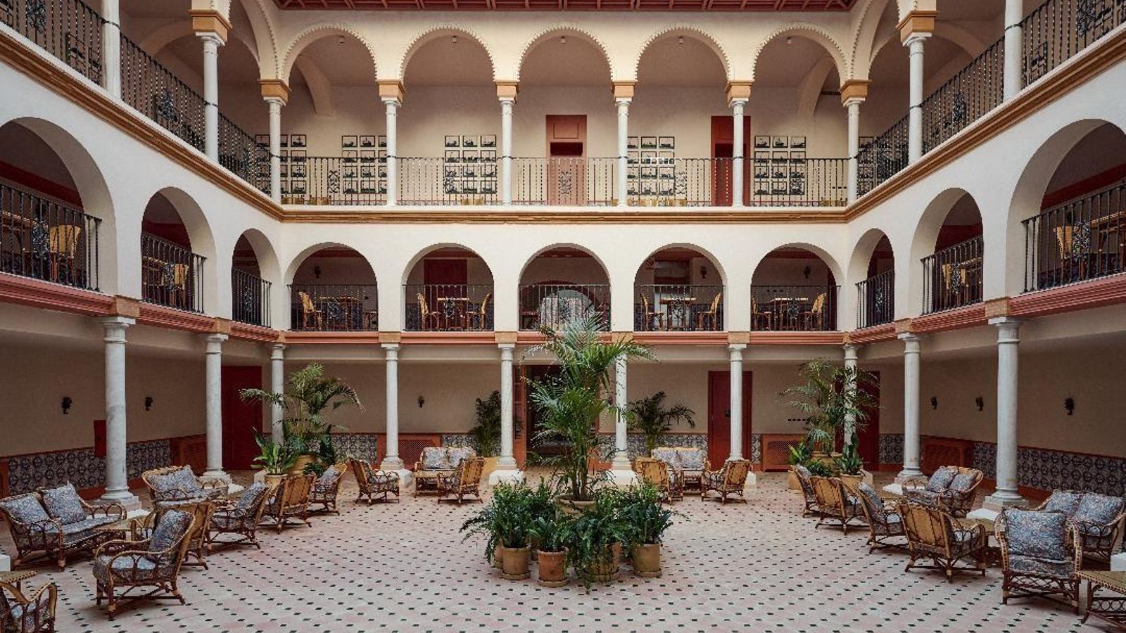 Patio. Lo protagoniza un zócalo de papel vinílico inspirados en los antiguos azulejos de la casa.