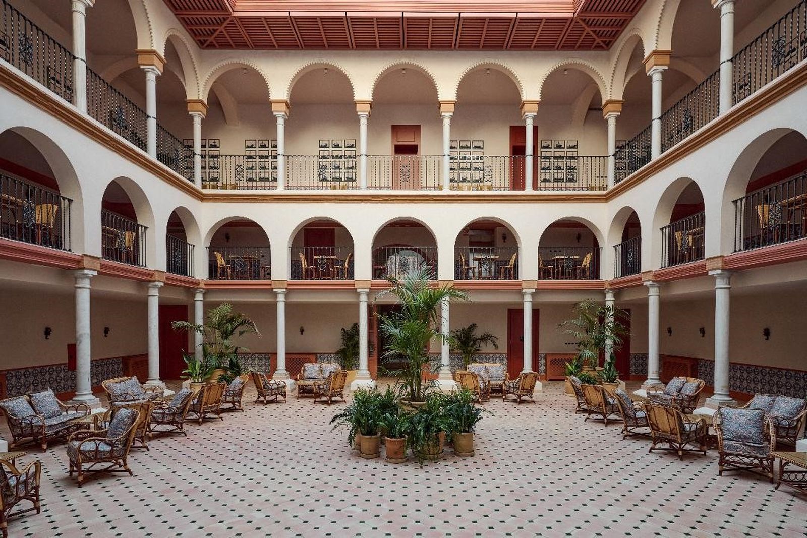 Patio. Lo protagoniza un zócalo de papel vinílico inspirados en los antiguos azulejos de la casa.