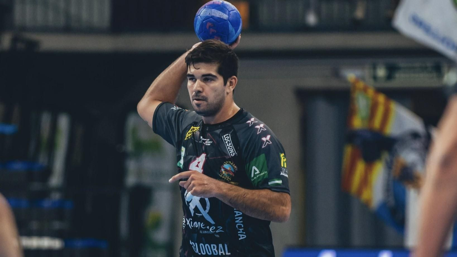 Pablo Simonet pasa la bola en un partido del Ángel Ximénez.