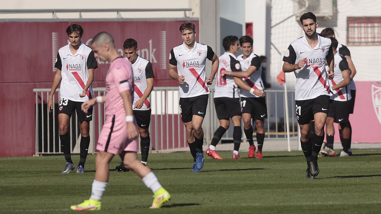 Los futbolistas del filial celegran el gol ante la Balona en el Estadio Jesús Navas.