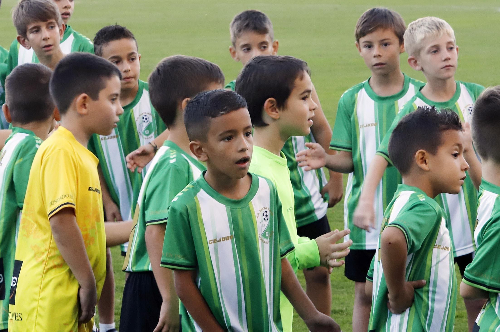 Gran ambiente en las gradas del Nuevo Colombino para el Recre-At Sanluqueño, en imágenes
