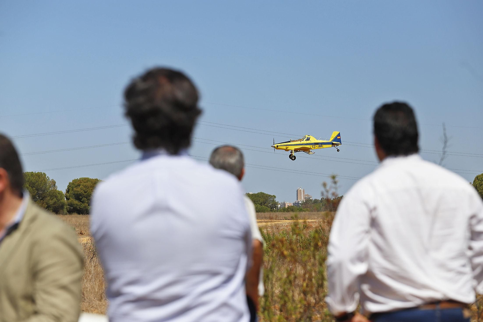 Imágenes del vuelo demostrativo de los medios aéreos del servicio de control de mosquitos