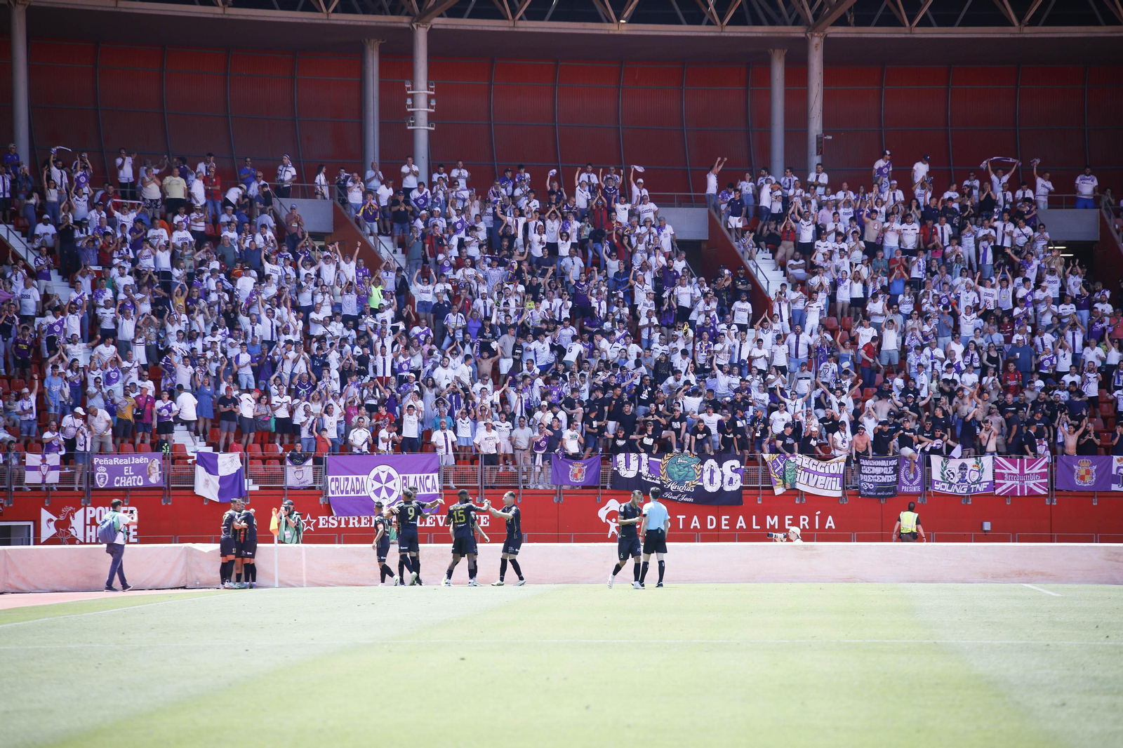 La afición lagarta tiñe de blanco y morado el Power Horse Stadium, en imágenes La afición lagarta tiñe de blanco y morado el Power Horse Stadium, en imágenes