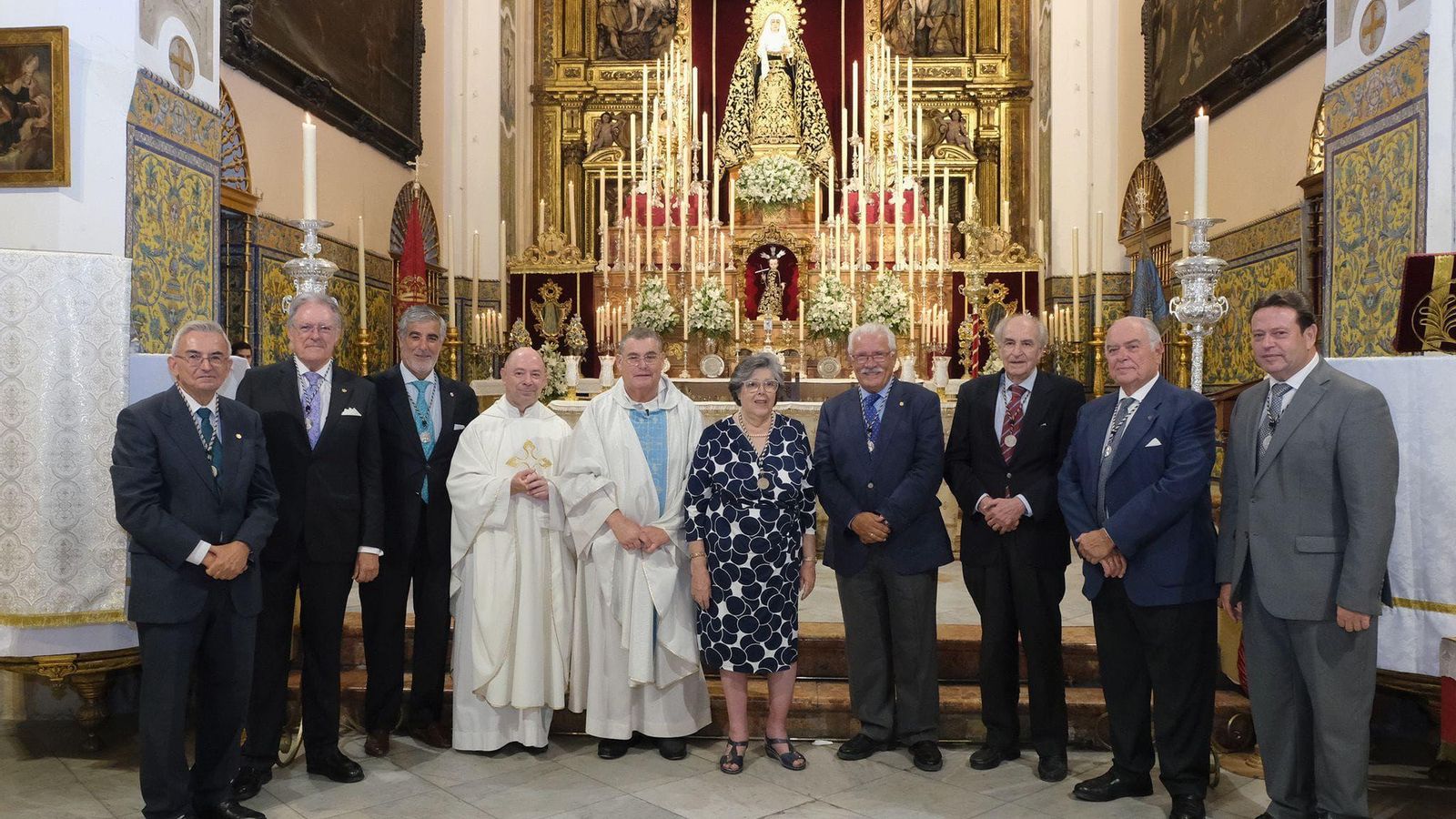 Lourdes Fernández, en el centro de la imagen tras ser nombrada camarera honoraria Lourdes Fernández, en el centro de la imagen tras ser nombrada camarera honoraria