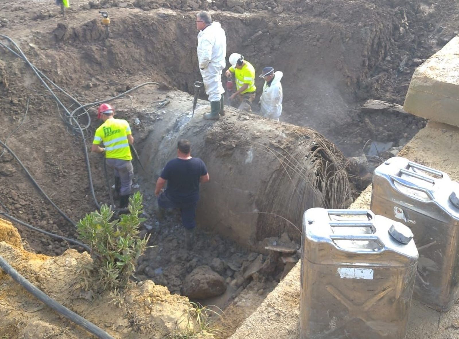 Operarios del Consorcio de Aguas en la zona donde originó la avería.