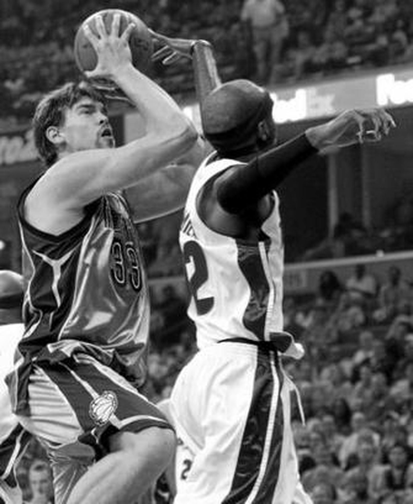 Marc Gasol intenta un lanzamiento ante Richard Hamilton.