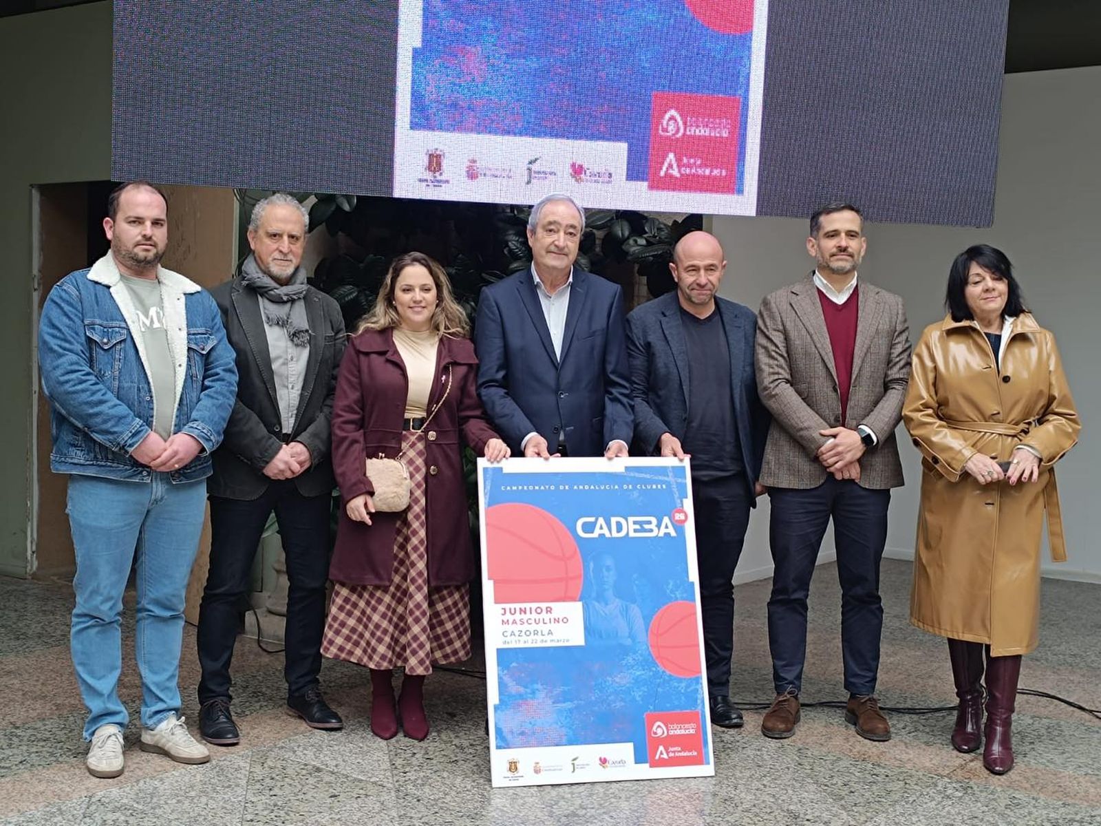Foto de familia de las autoridades asistentes tras la presentación.